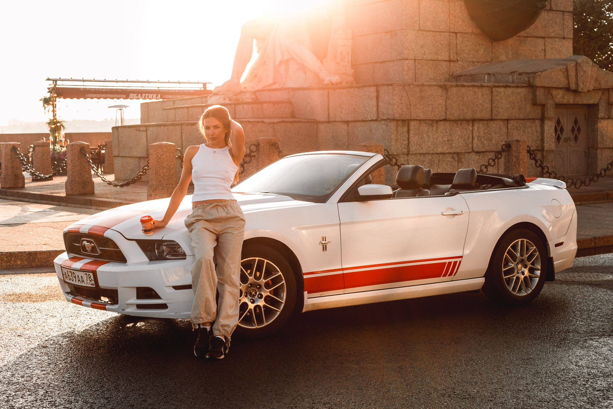 Девушка на белом автомобиле Ford Mustang  . У ростральной колоны . Василеостровская стрелка. 