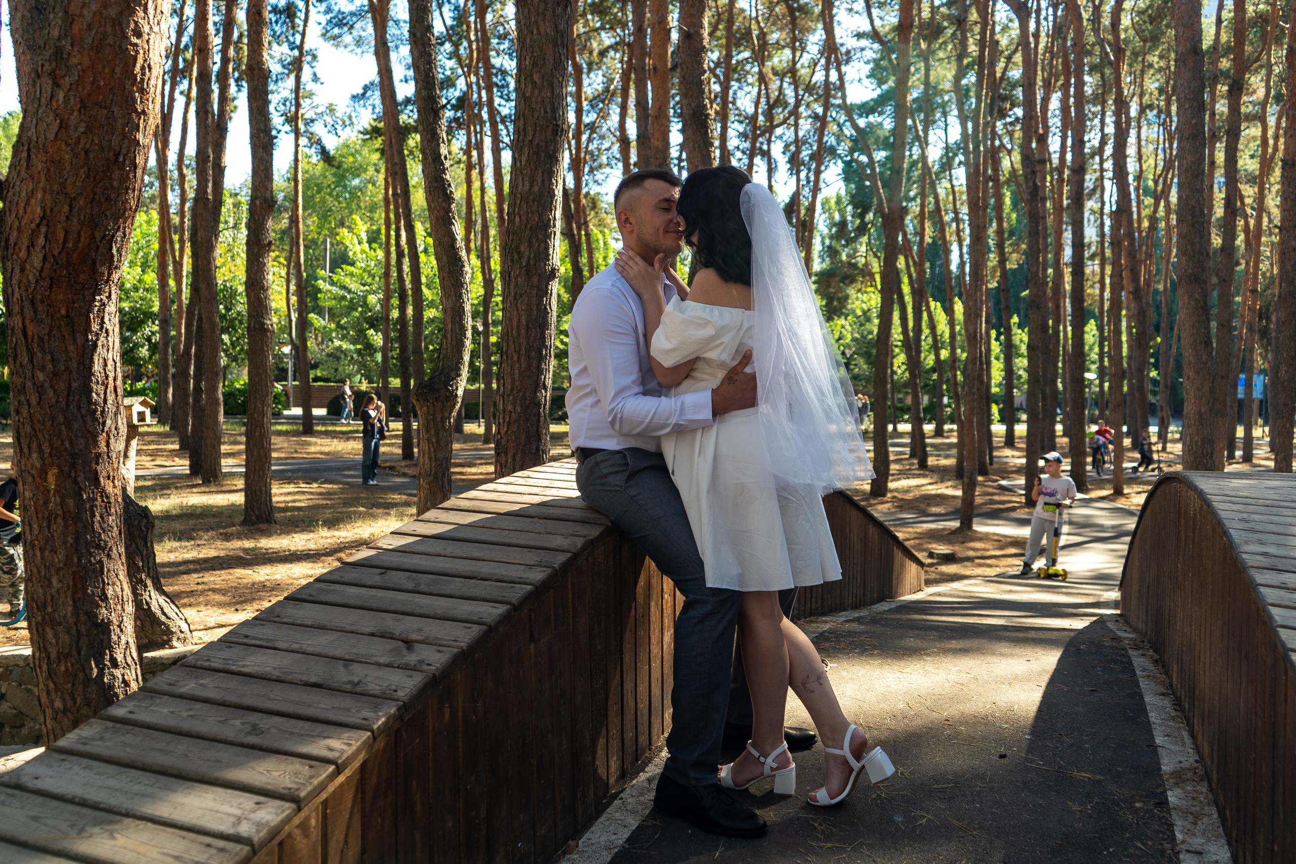 В парке Дельфин свадебная фотосессия в Воронеже
