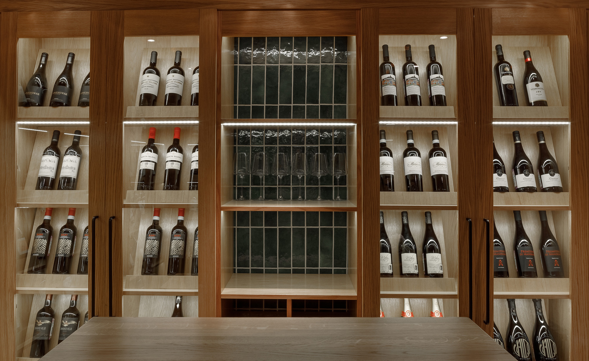 винная витрина в ресторане во Владимире