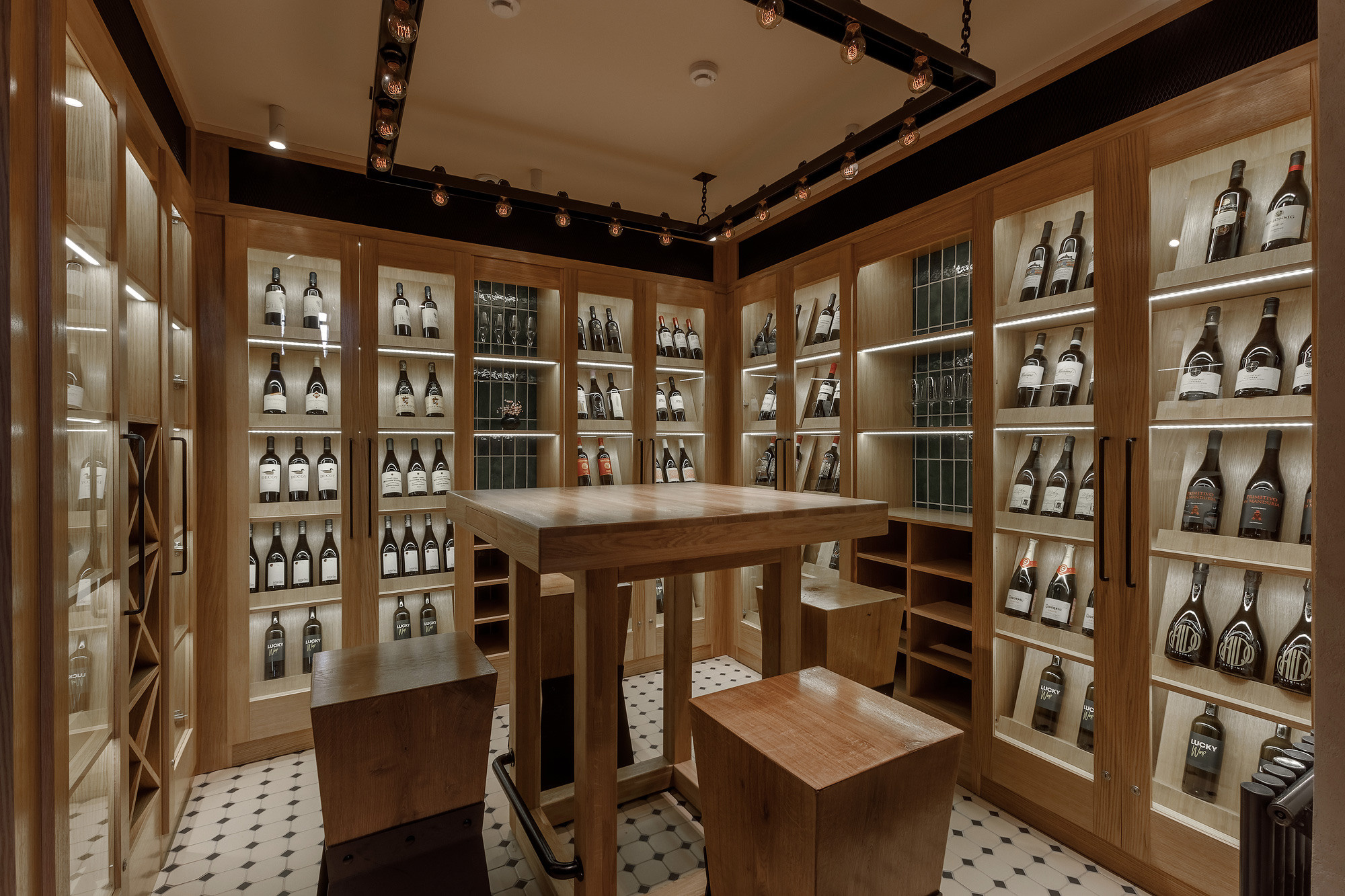 интерьерная фотосъемка винотеки в ресторане 