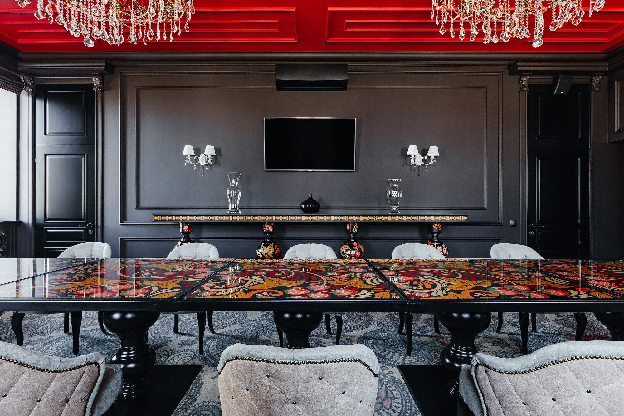 интерьер вип зала в гостинице Владимир с красным потолком и черными стенами