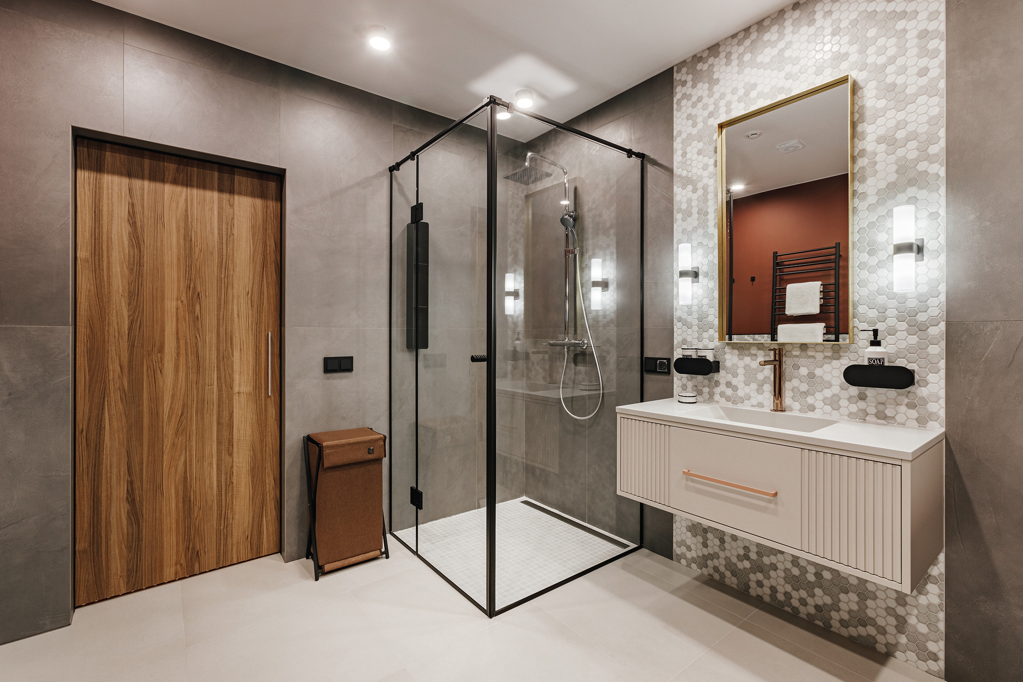 дизайнерская ванная комната со стеклянной душевой кабиной 