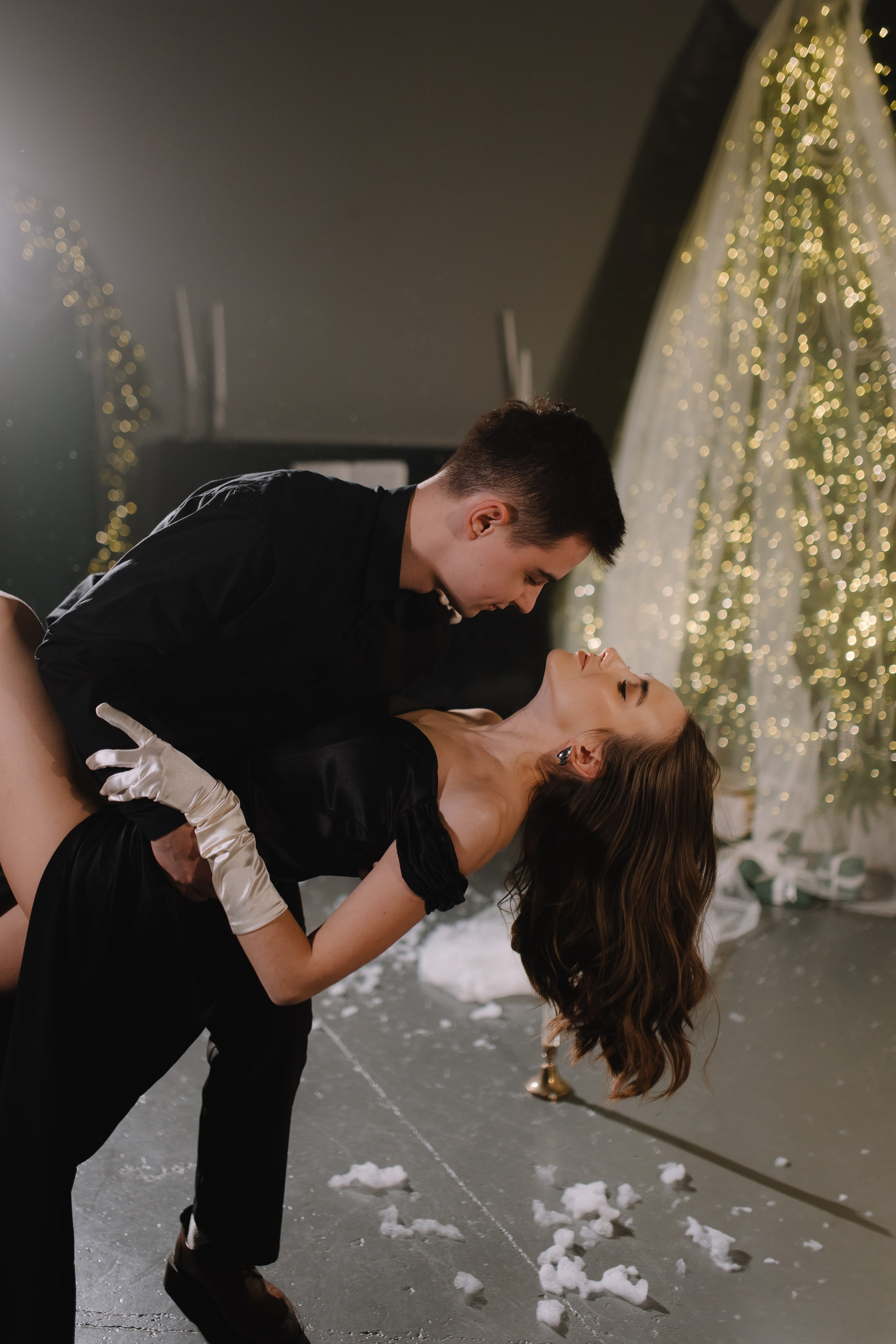 Зимняя фотосессия пары с падающим снегом при свечах. Фотограф и видеограф в Мурманске, Москве Екатерина Нечаева