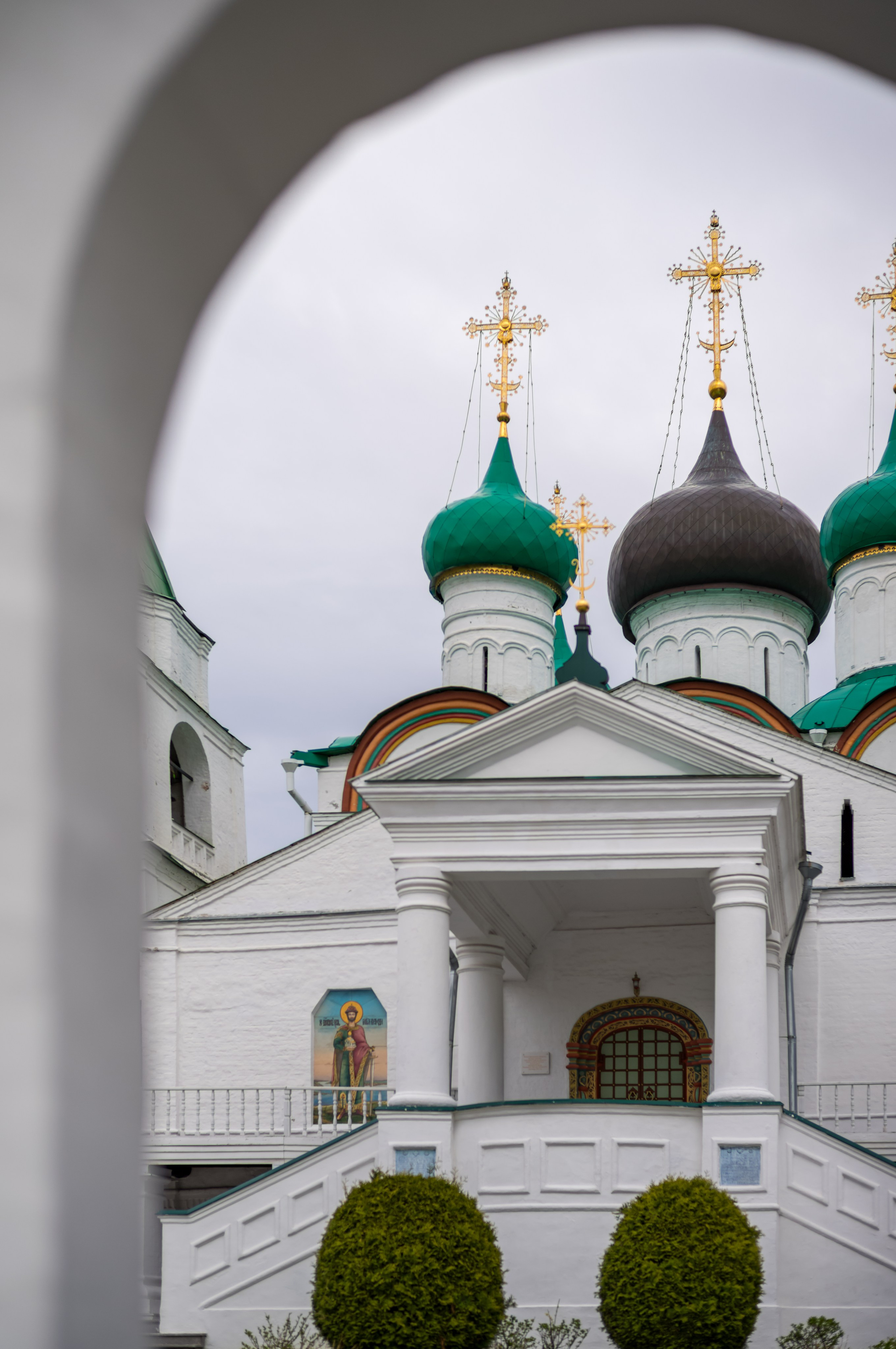 Вид через входную арку на собор в Печерском монастыре в Нижнем Новгороде