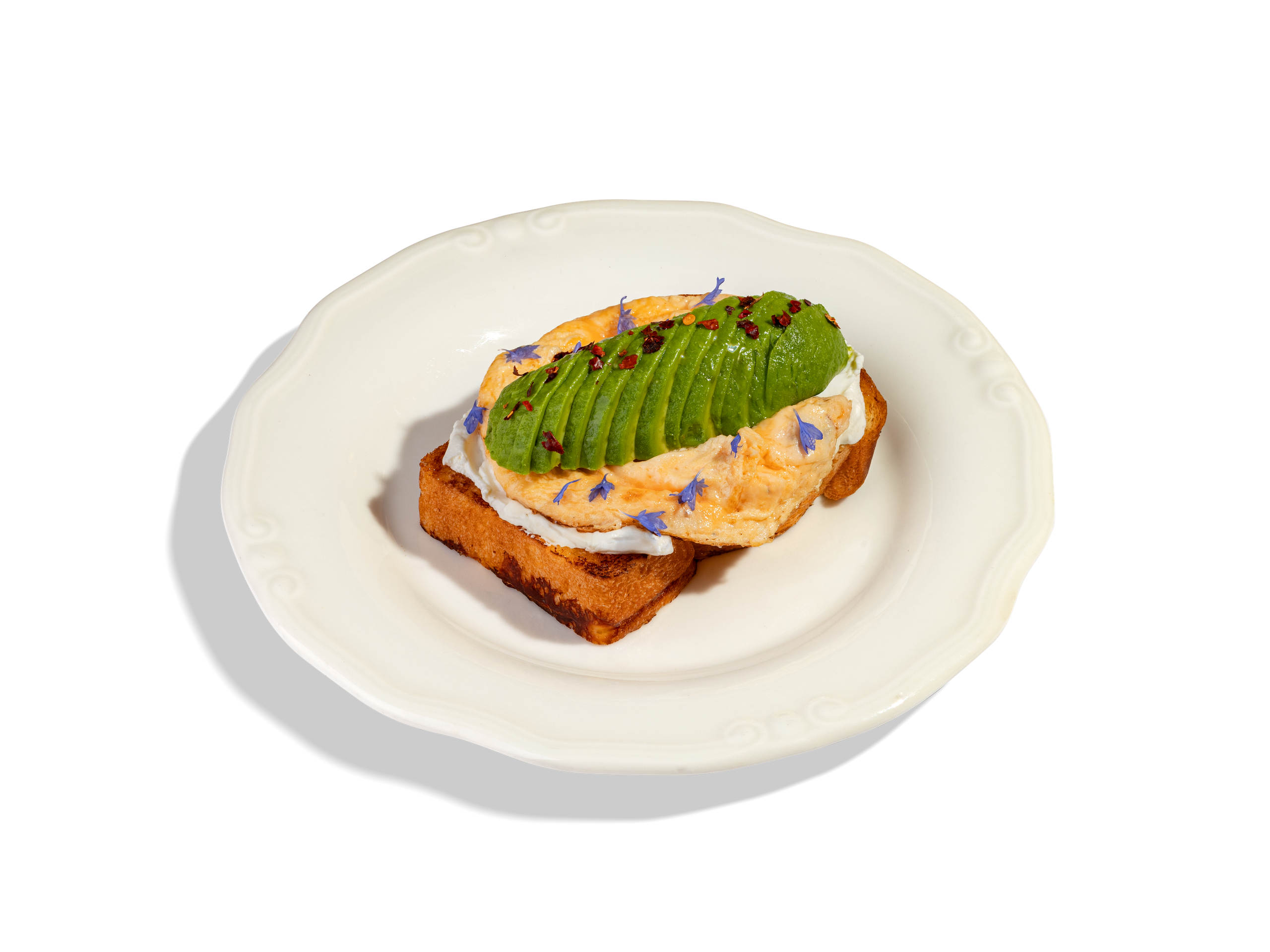 АВО ТОСТ СО СКРЕМБЛОМ И ВЗБИТОЙ ФЕТОЙ — 690₽. Воздушная булочка бриошь, авокадо, скрембл, взбитый сыр фета, украшается маслом базилика и хлопьями чили 