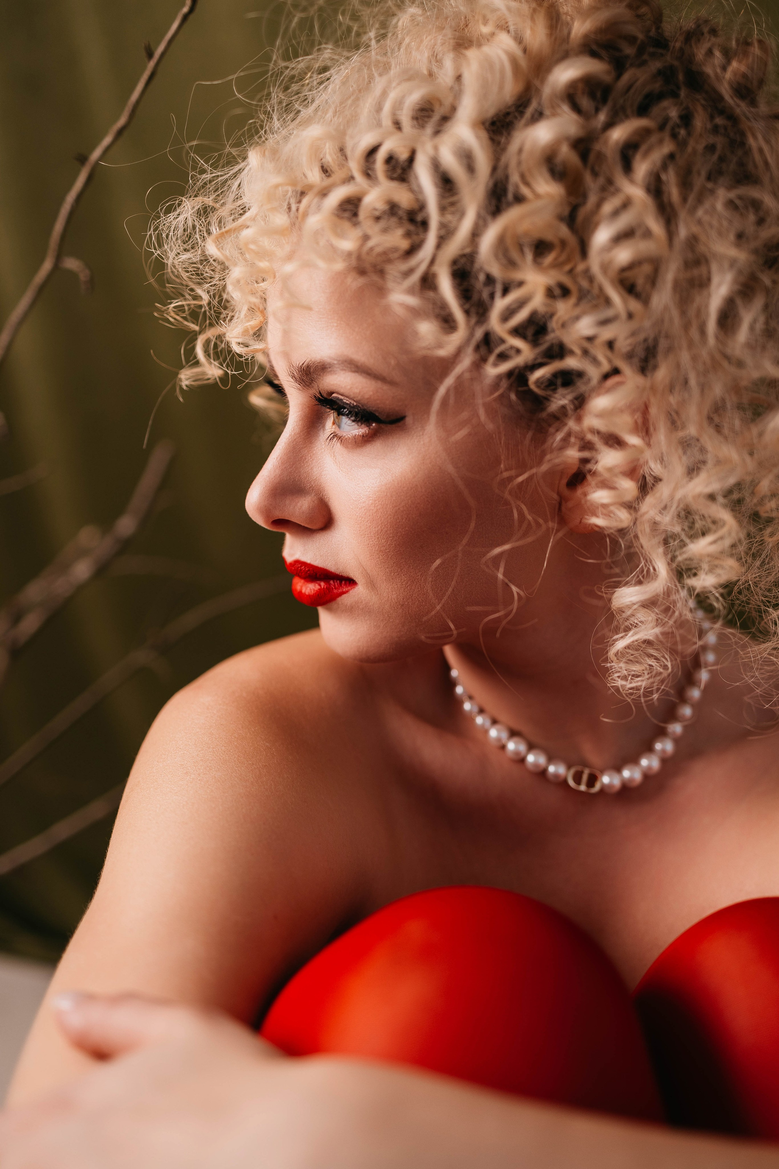 Ира в красном. Фотостудия Cute_photostudio в Твери. Фотограф в Твери Лагодная Яна