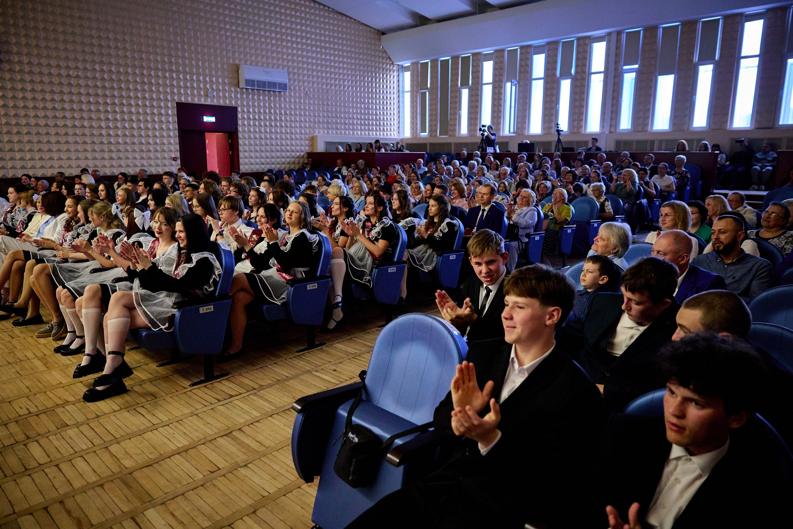 Последний звонок. Гимназия. Фотограф Люся Воробьева