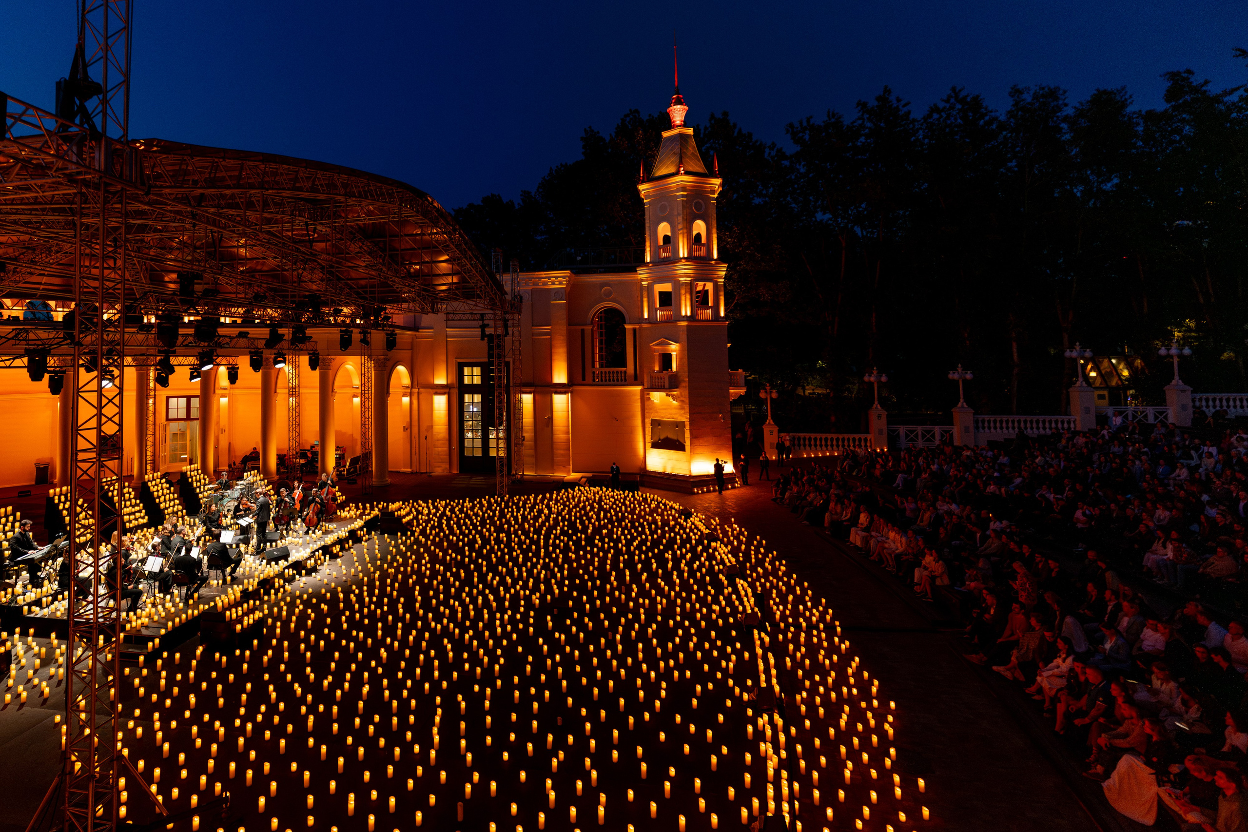 Симфонический оркестр Lumisfera при свечах. Фотограф Никита Комаров