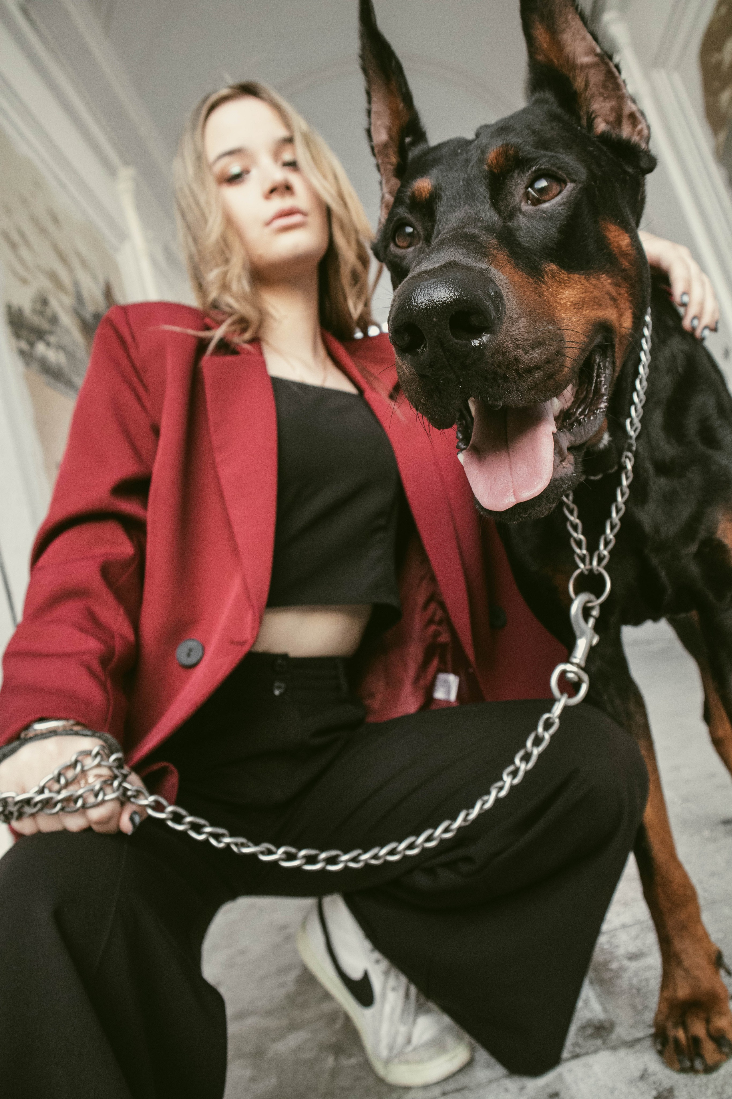 «Жизнь в ритме шага: пара с доберманом». Уличный фотограф Города N