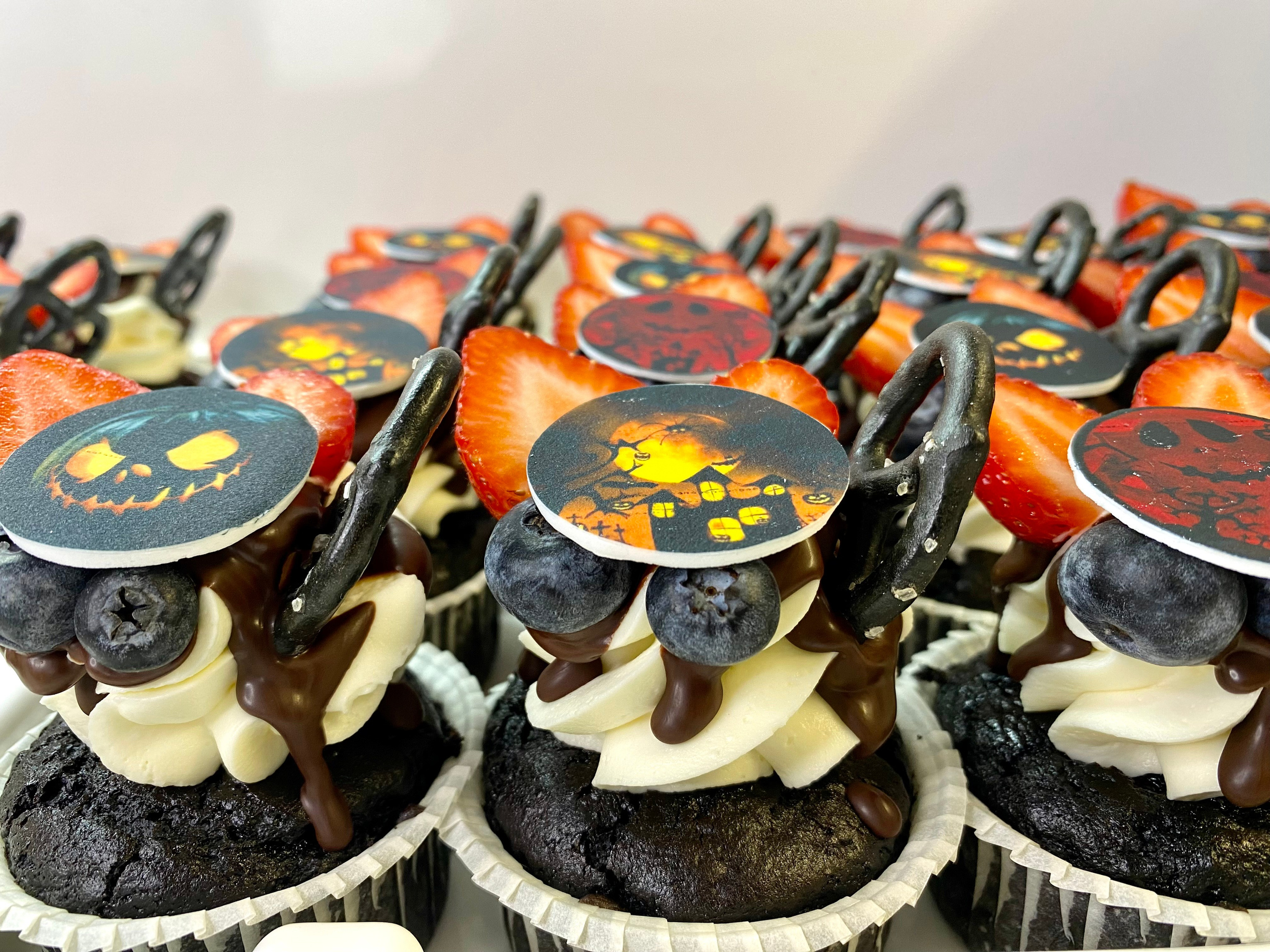 Капкейки фуршетные с логотипом. Katyasugarsugar капкейки, зефир, торты Москва