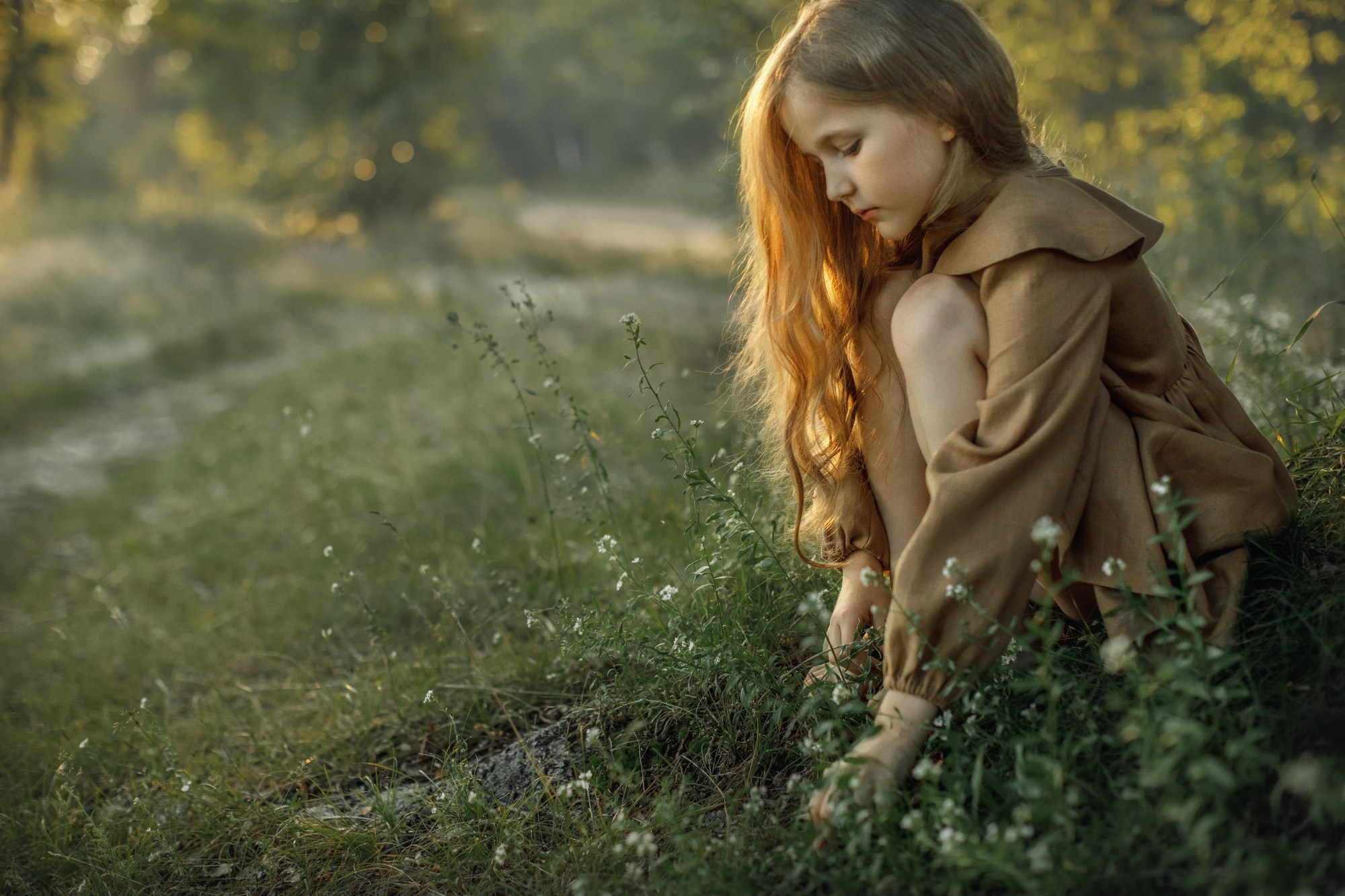 детский портрет, фото ребенка на природе, детская фотосессия, красивая детская фотография, девочка сидит на полянке