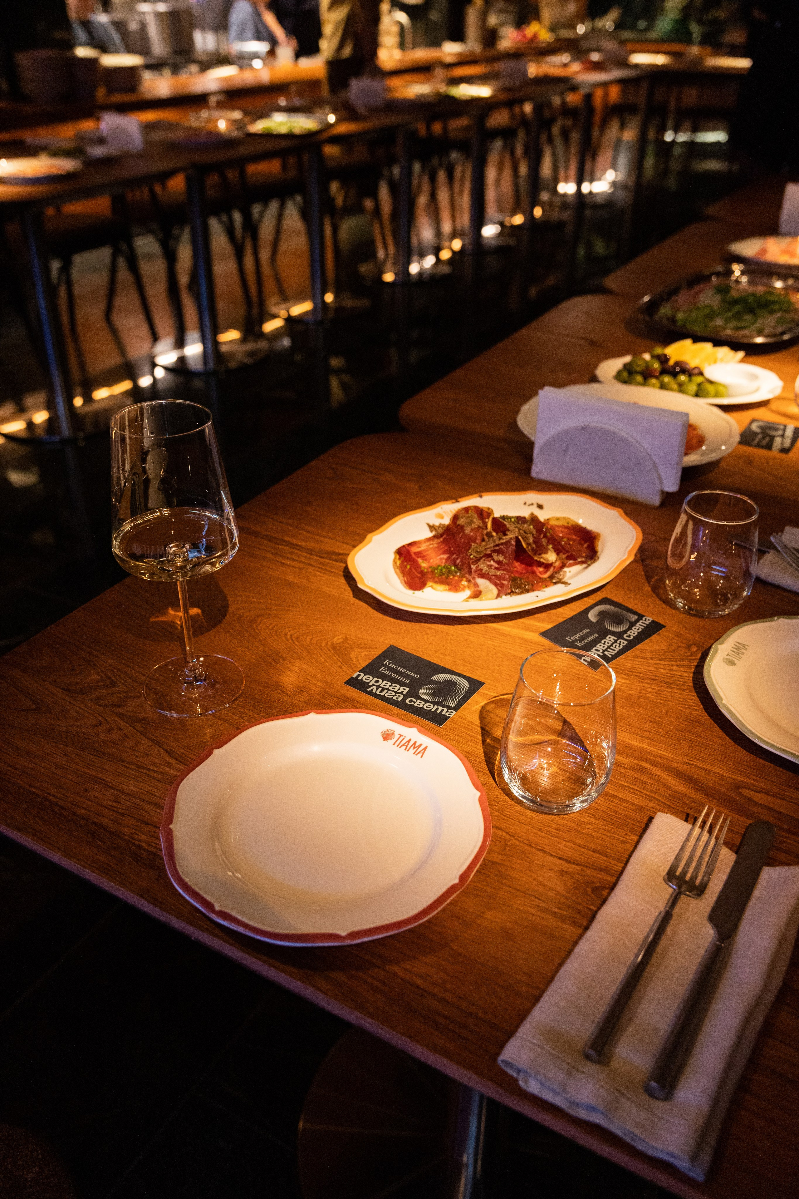 Бизнес ужин в ресторане Tbilissimo. Выпускные альбомы во Владивостоке