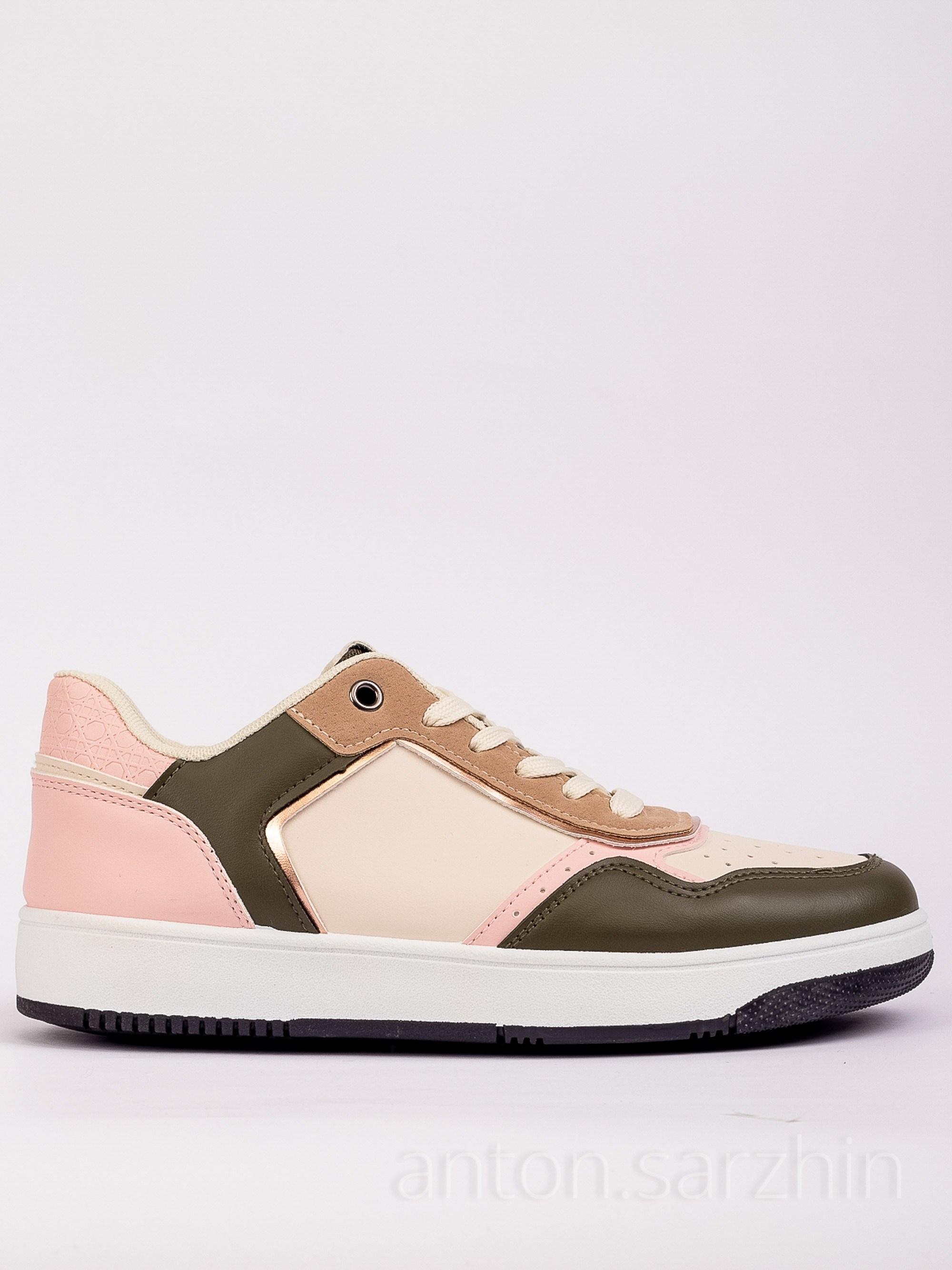 Предметная съемка кроссовок на белом фоне