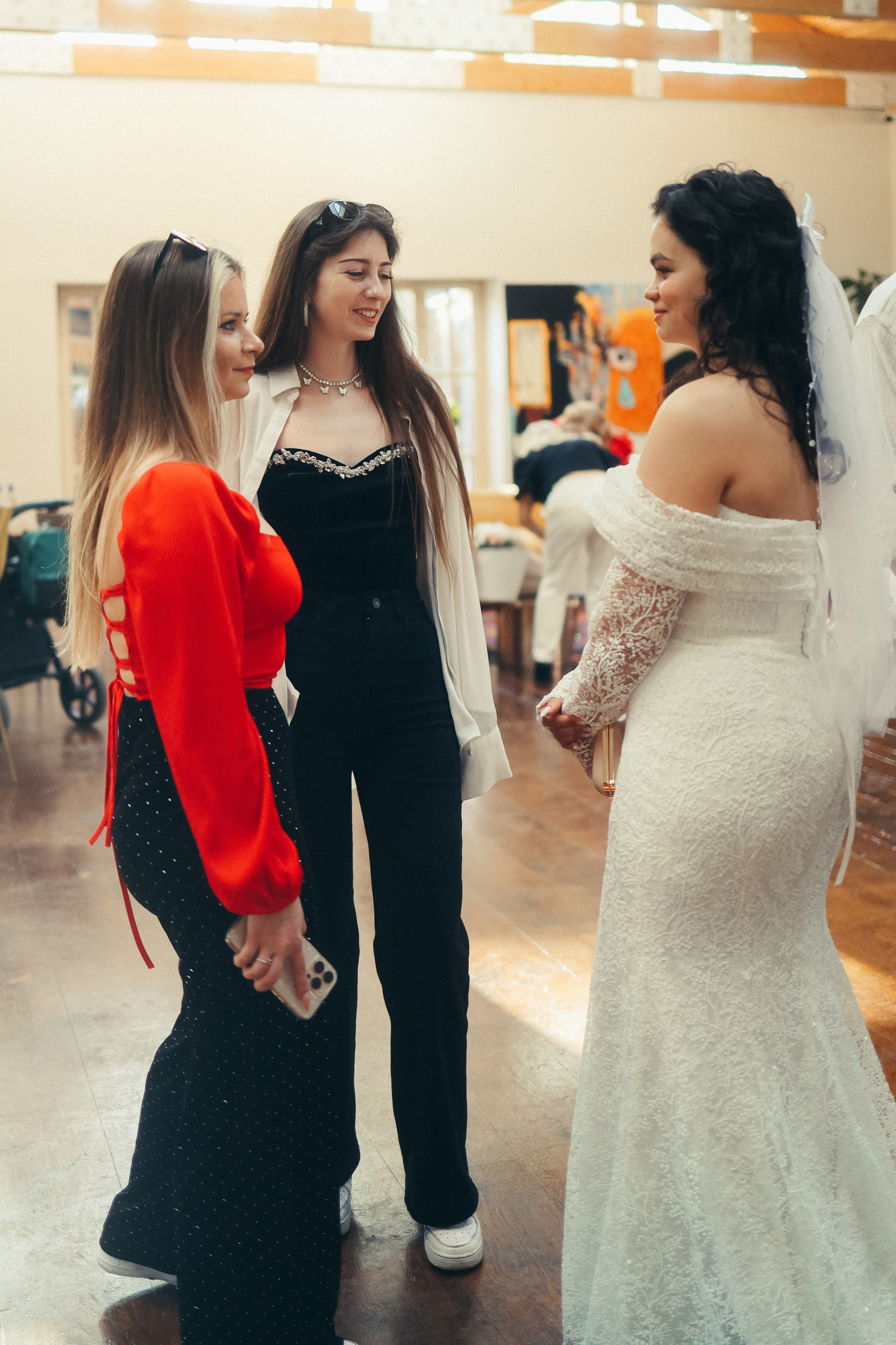 Илья и Науэль, прогулка и роспись в пространстве Yauza. Свадебный и портретный фотограф в Москве Кристина Золотова