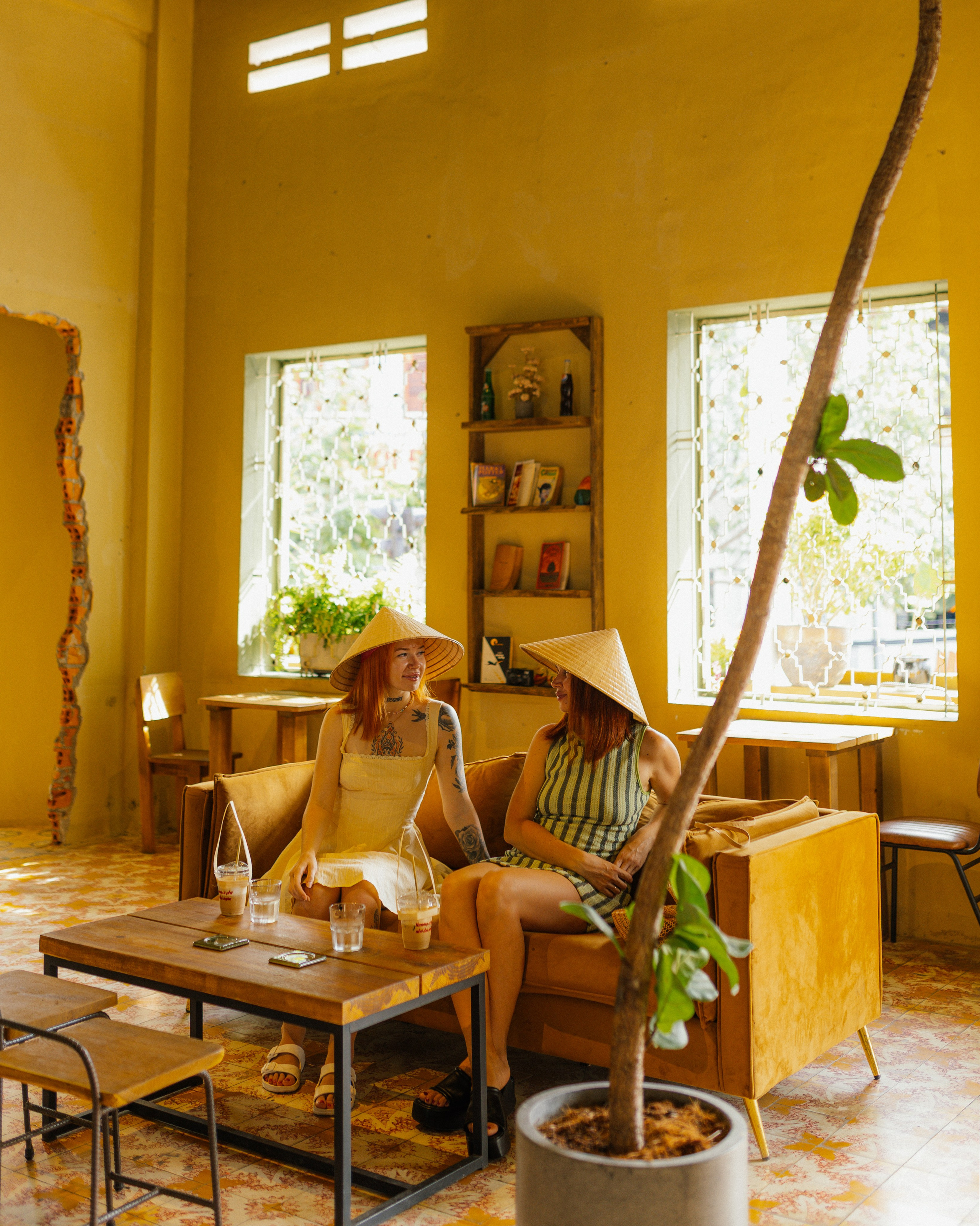 Елена и Полина на улицах Нячанга. Главная