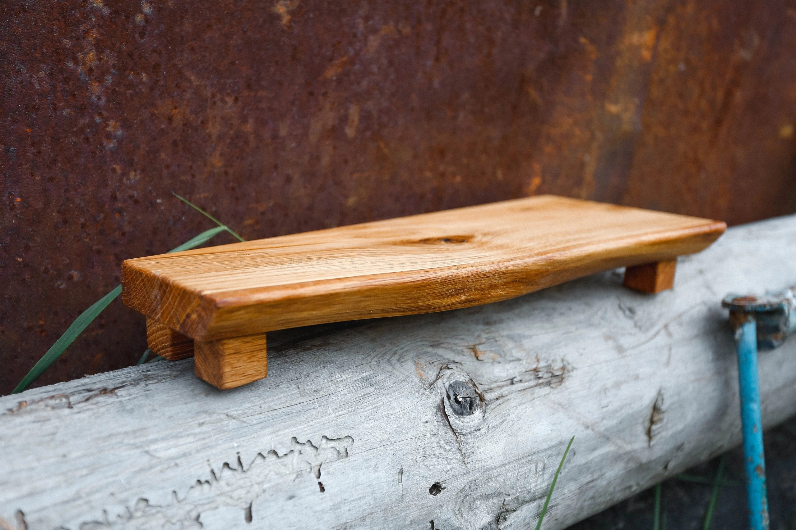 Столик на ножках. Разделочные доски и деревянная мебель на заказ