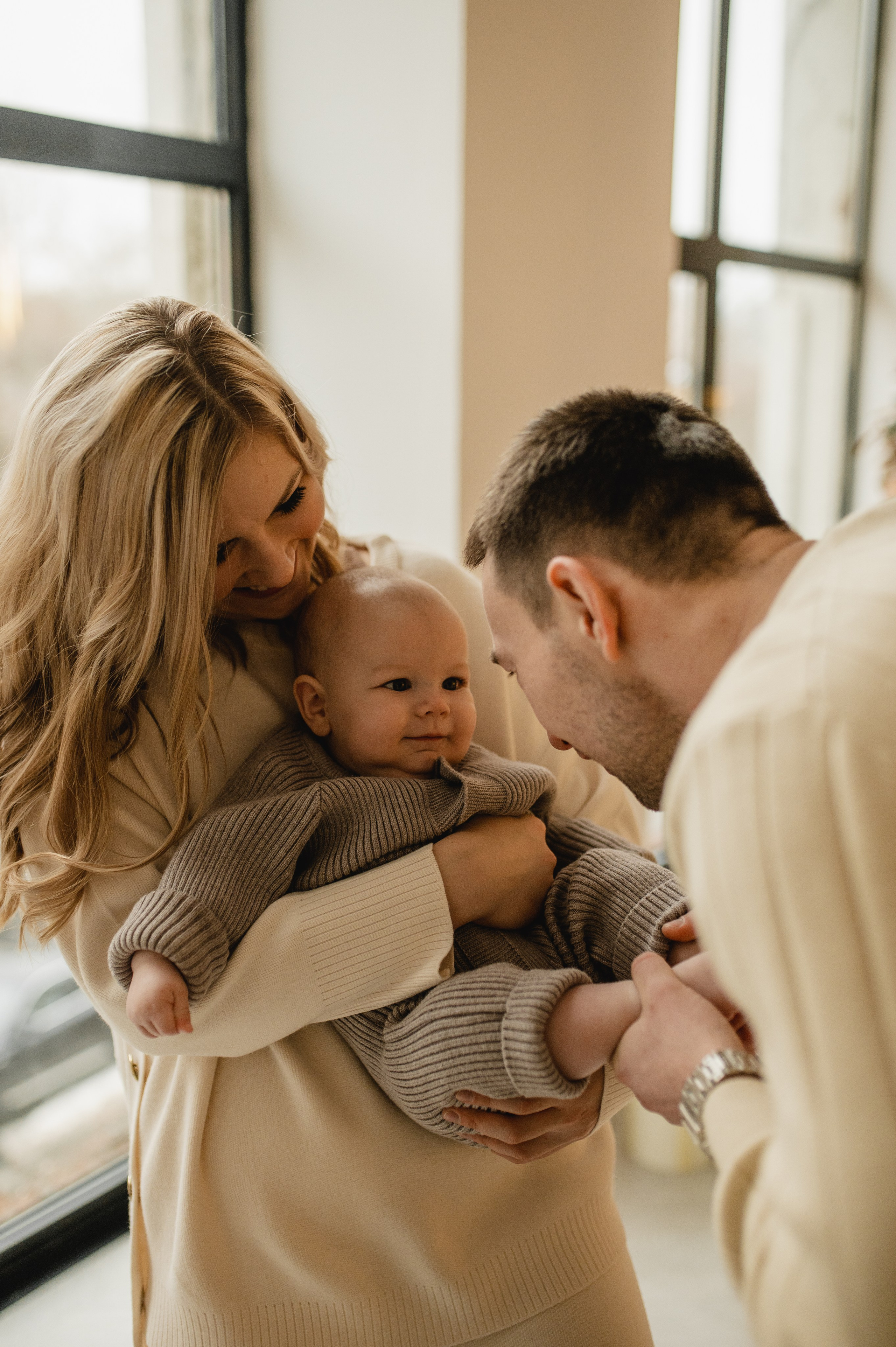 Новогодняя фотосессия в студии с малышом 6 месяцев в Бутово. Семейная фотосессия Бутово Москва фотограф Алина Морщагина
