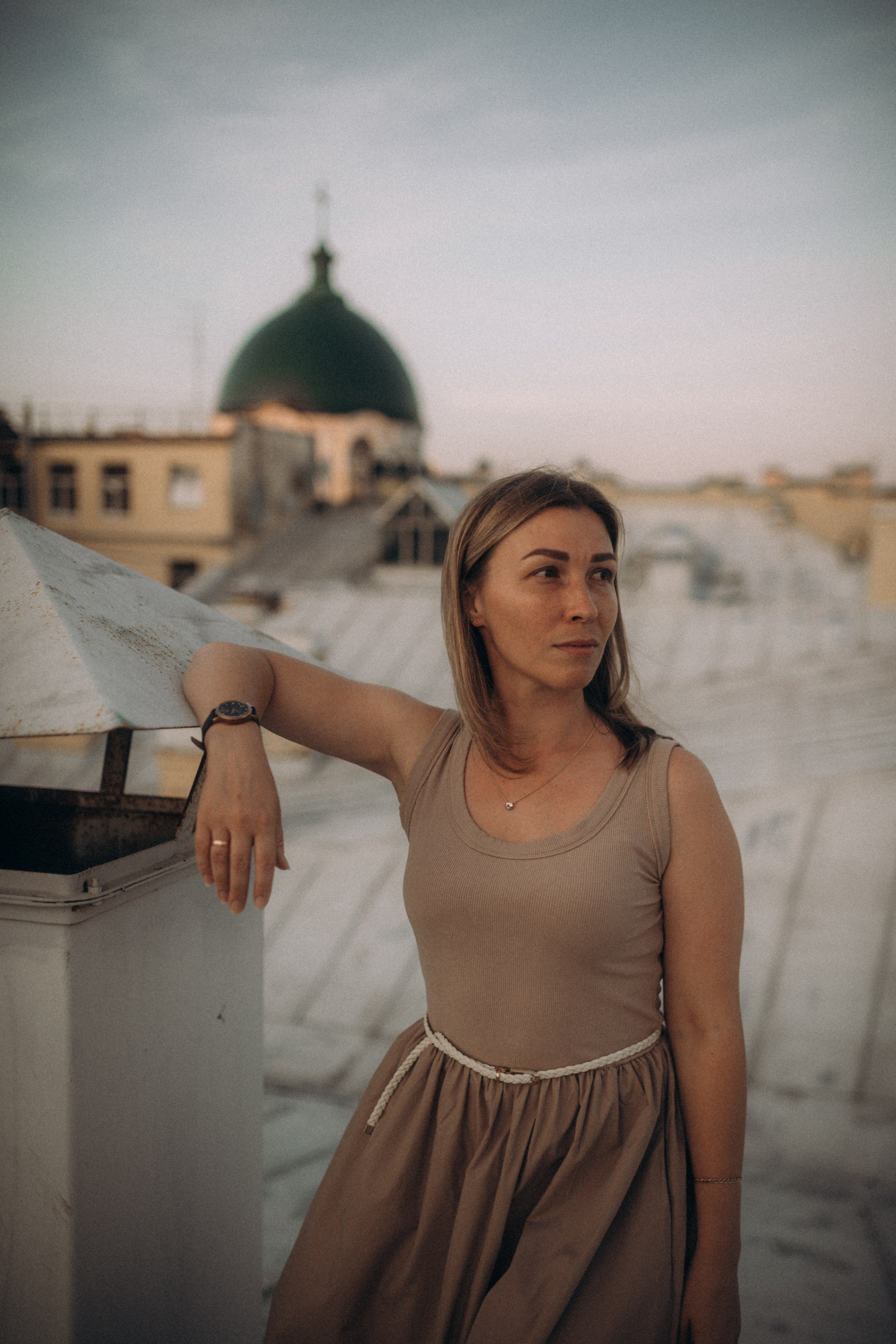 Мы сидим на питерской, теплой крыше. Фотограф в Санкт Петербурге Лара Великова