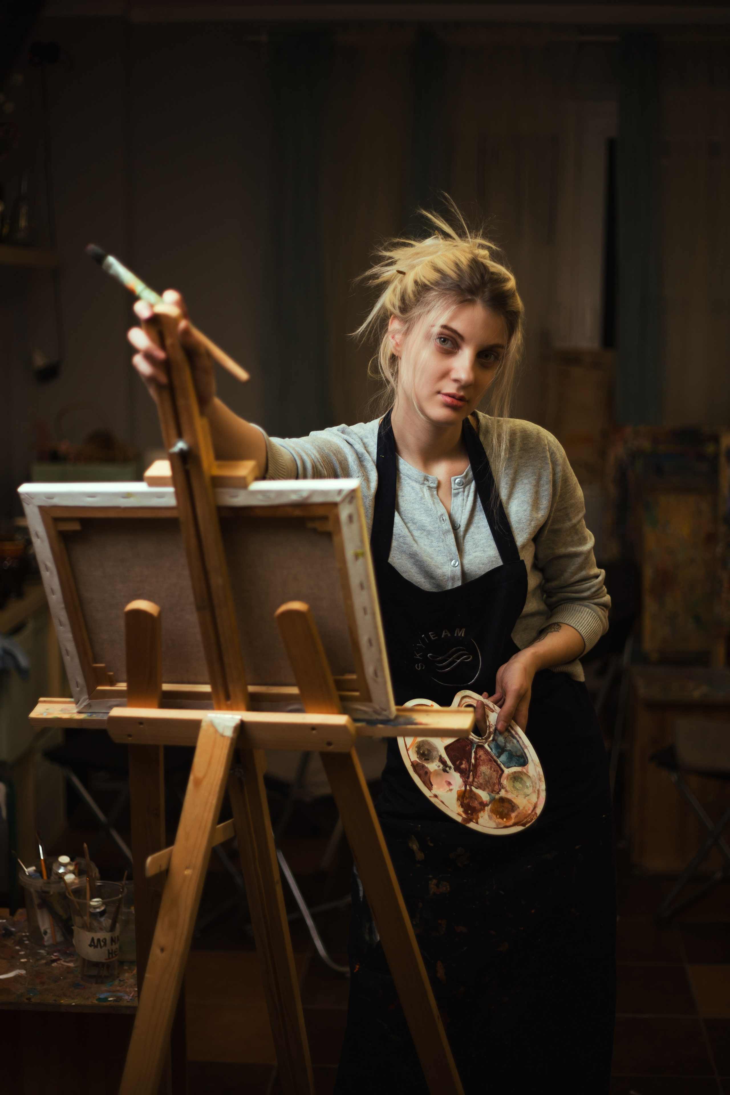 Погрузитесь в мир искусства: девушка рисует в студии, окруженная красками и кистями. Эмоциональные и вдохновляющие моменты, запечатленные в фотографиях. Откройте для себя атмосферу творчества и искусства в нашем альбоме 'Художественная атмосфера'. Девушка, Красивая дувушка, Красотка, Хужожесвенная, Художественная сутдия, Мальберт, Рисование, Краски, Фотосессия, Блоднинка, Творческая, Студия, Чудеево, Кофе, Кисти, Акверель, Портрет, Картина, Исскуство, Позирование, 