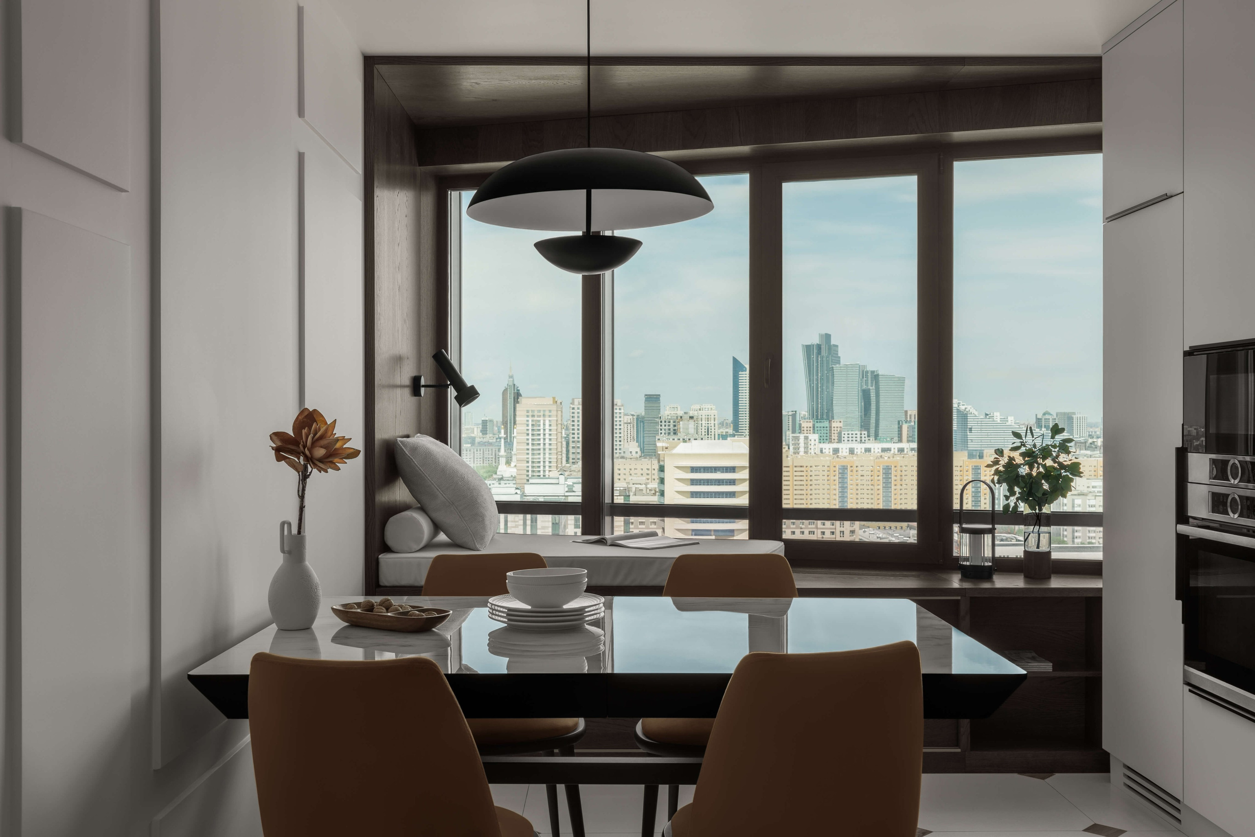 Кухня-столовая с видом на Астану — стол Minotti, кожаные стулья Calligaris и панорамные окна.