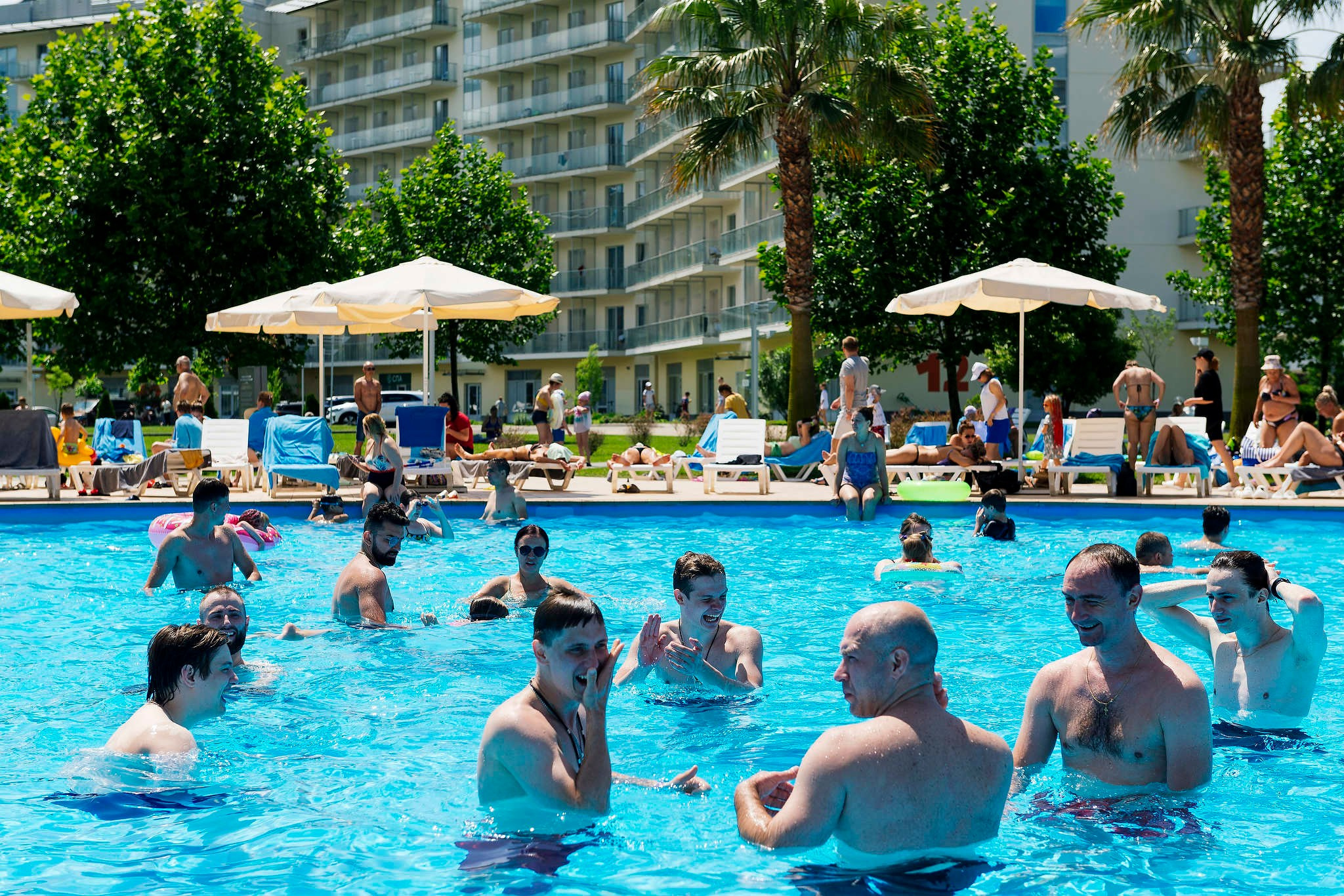 Любительская хоккейная команда купается в бассейне на сборах в городе Сочи. Съемка 2023 года. 