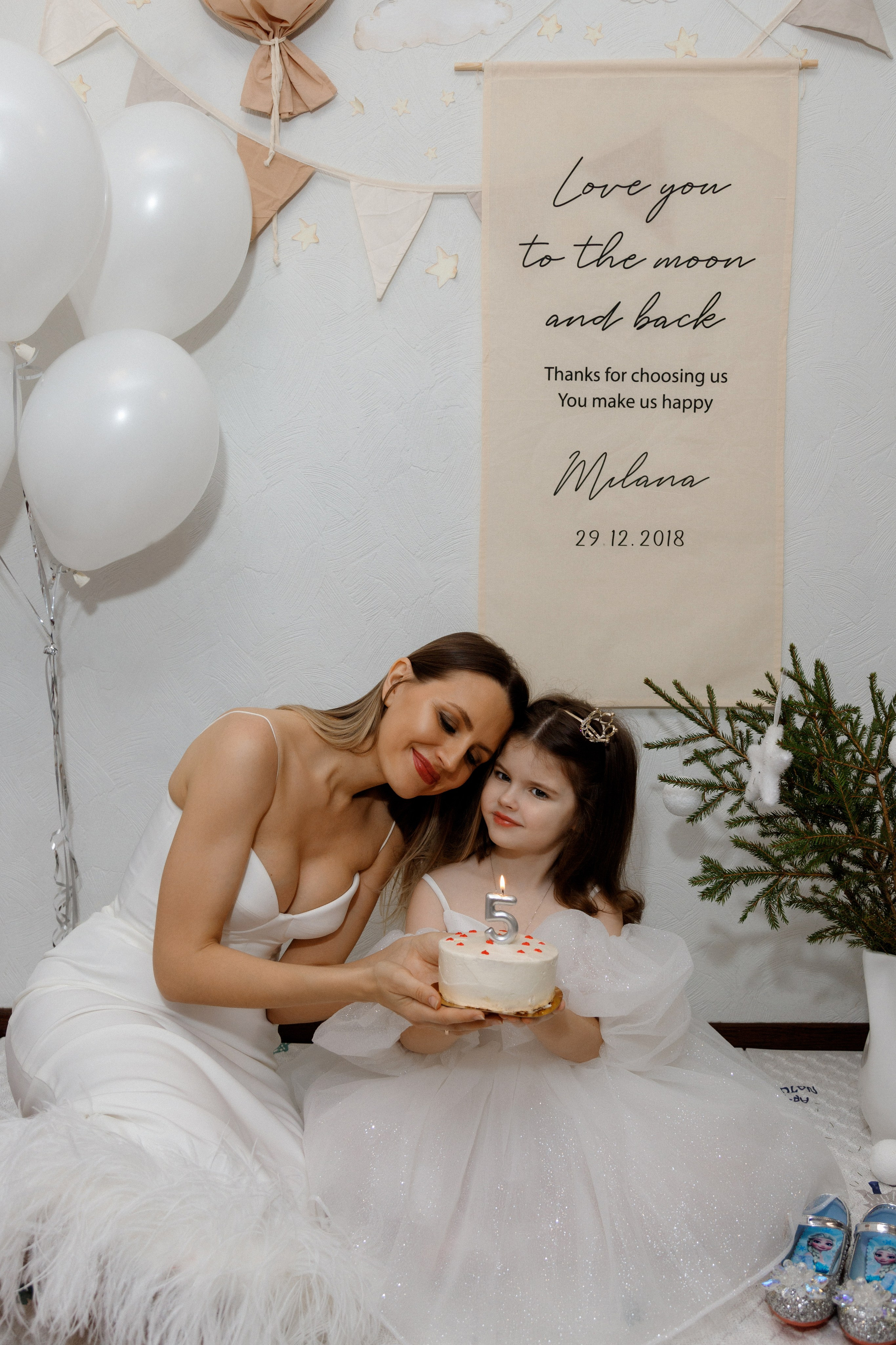 Фотосессия возле фотозоны дома. Фотограф Александра Сыщенко