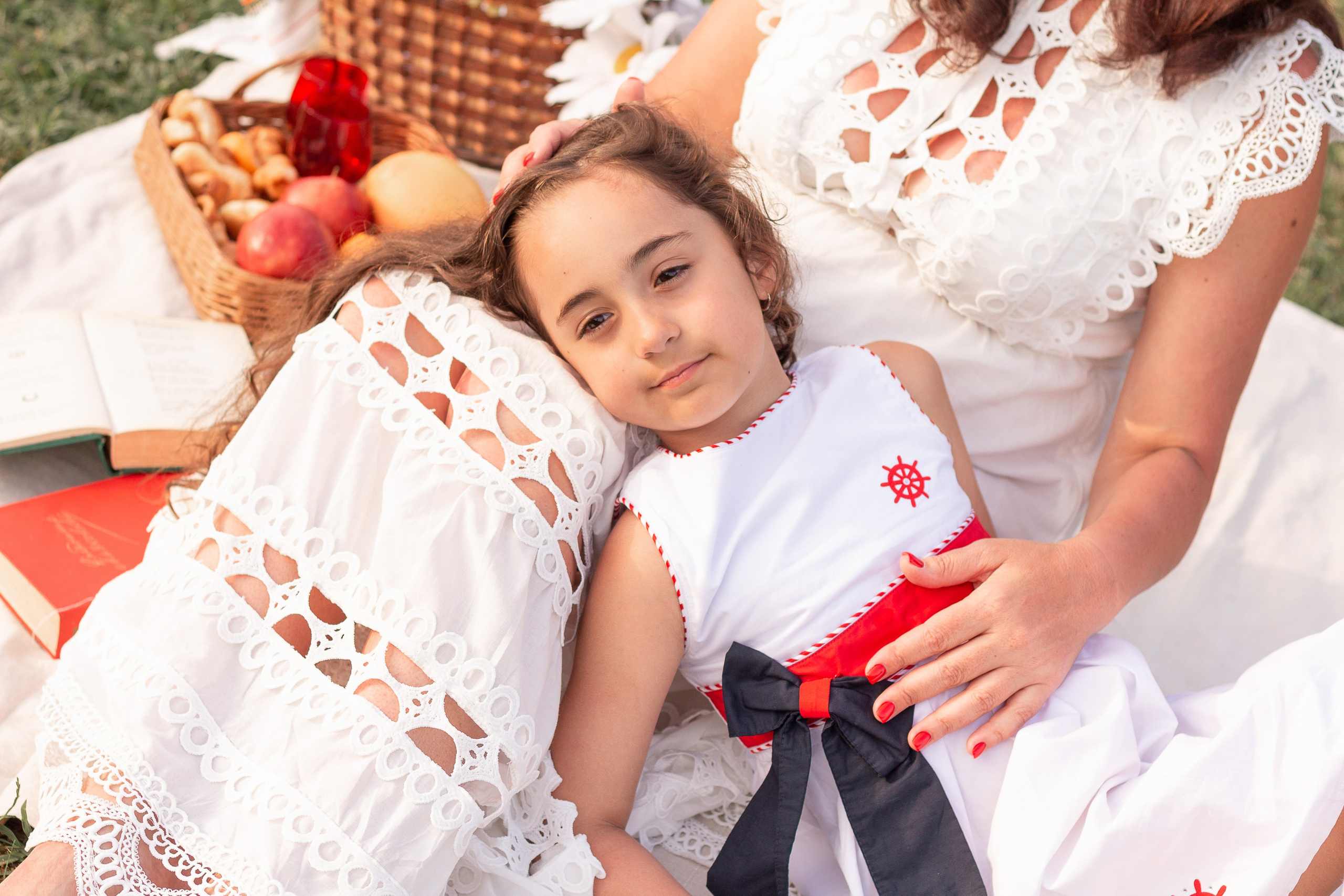 Мама с дочкой встречают закат в горах. Семейный фотограф в Сочи, Лоо, Дагомысе, Вардане Кучумова Олеся
