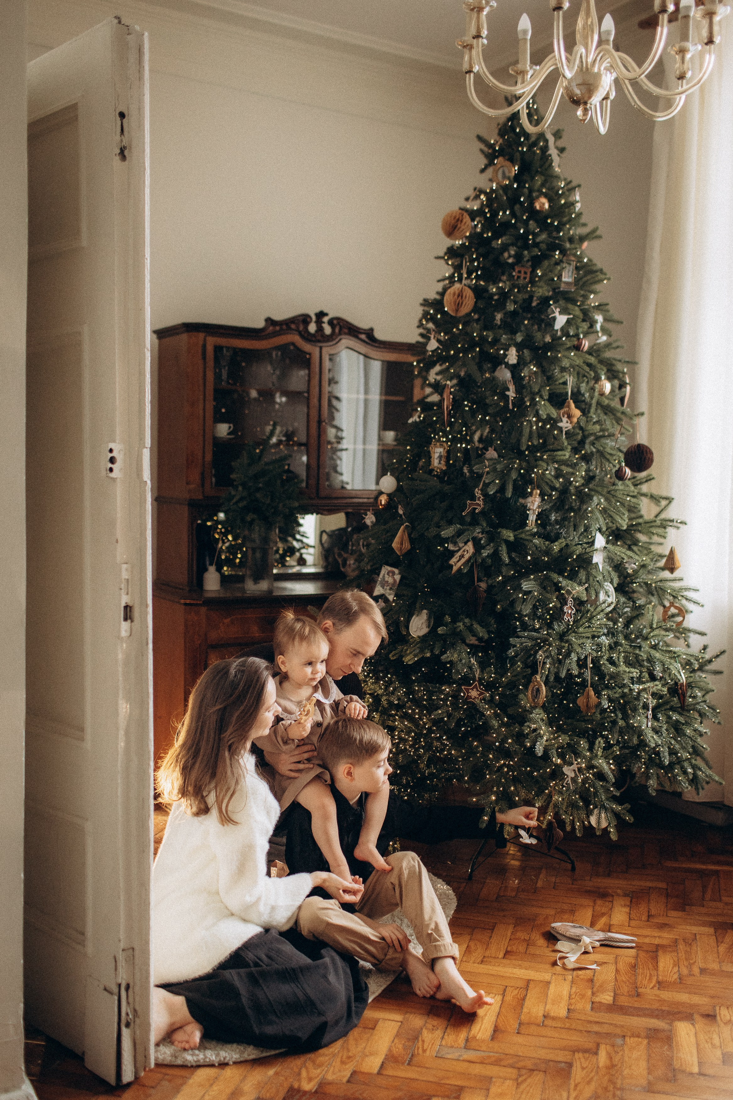 Семейная новогодняя фотосессия в студии-квартире. Фотограф Владимир Москва