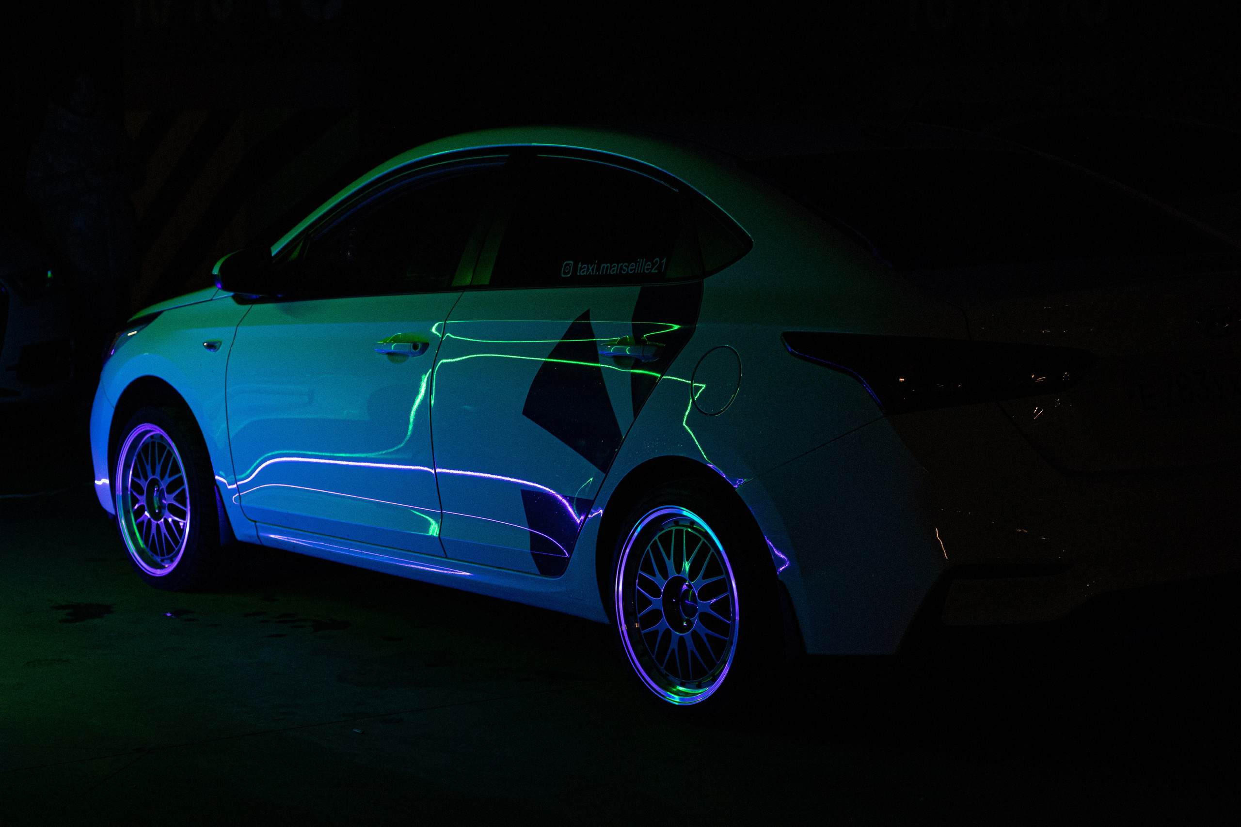 Белые авто в неоне. Ивентный фотограф в Санкт-Петербурге Олег Комков