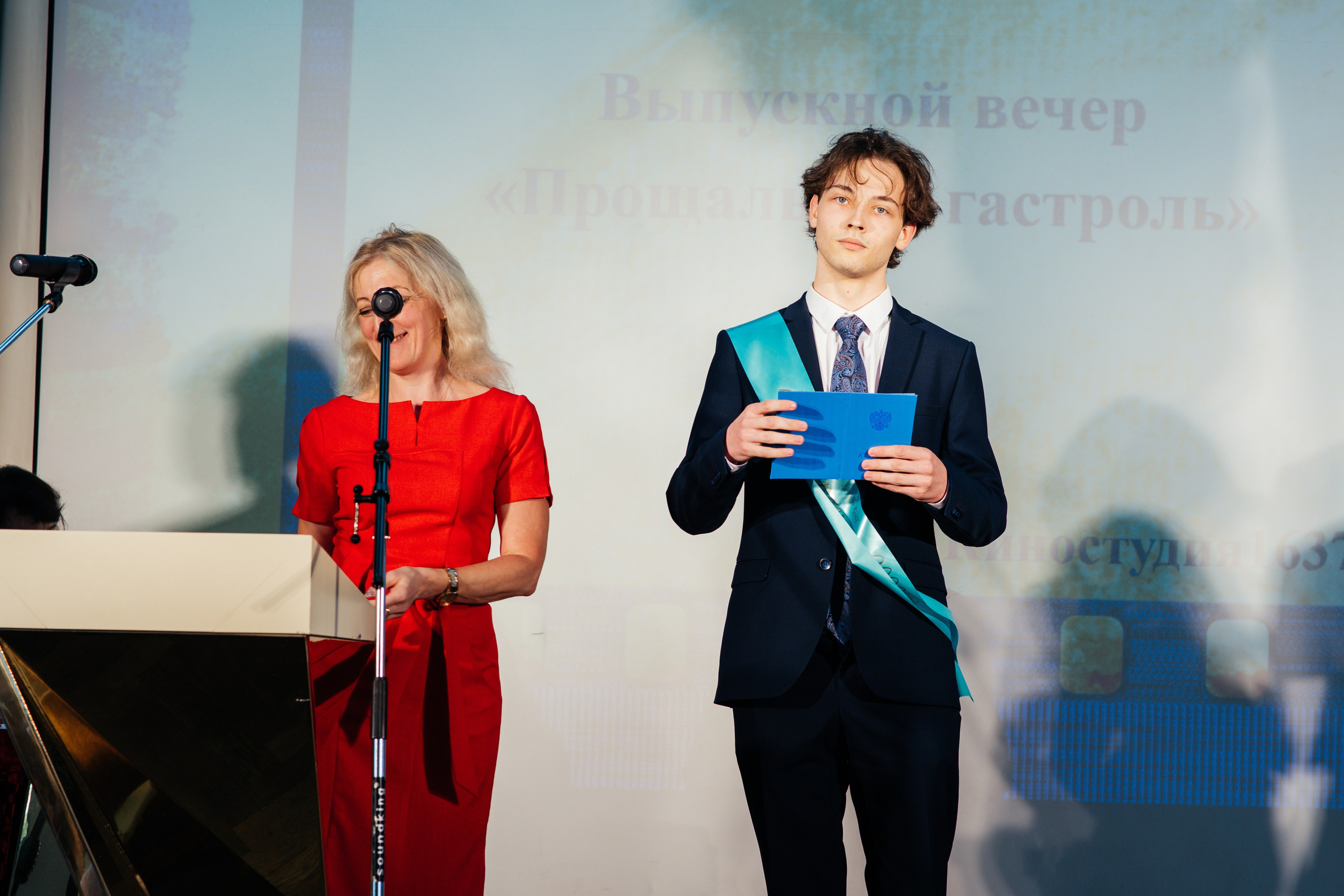 Вручение аттестатов. Выпускные альбомы в Подольске Москве и МО