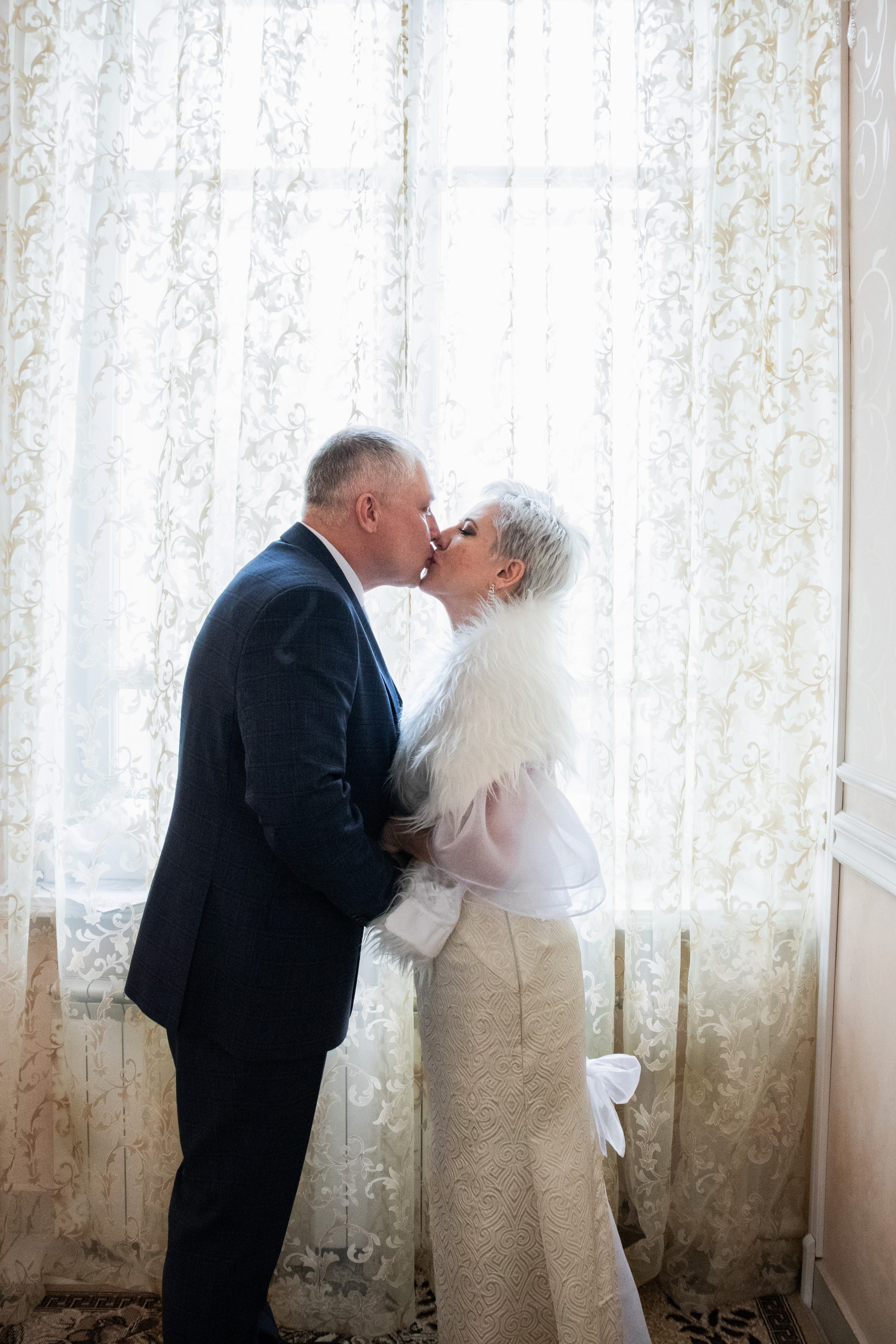 Свадебная фотосессия жениха и невесты в ЗАГСе Дворца Бракосочетания города Томск