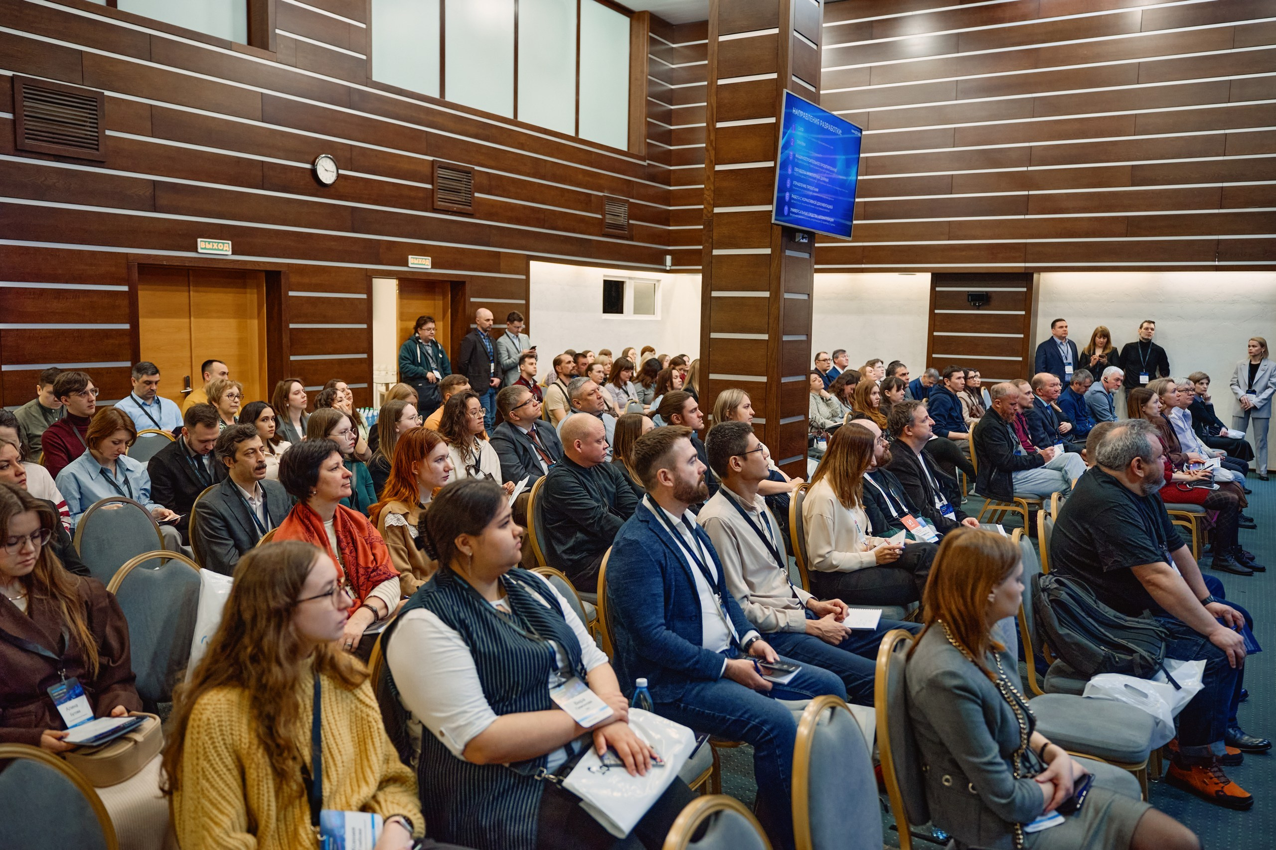 профессиональный репортажный фотограф на пресс-конференцию и бизнес-мероприятие