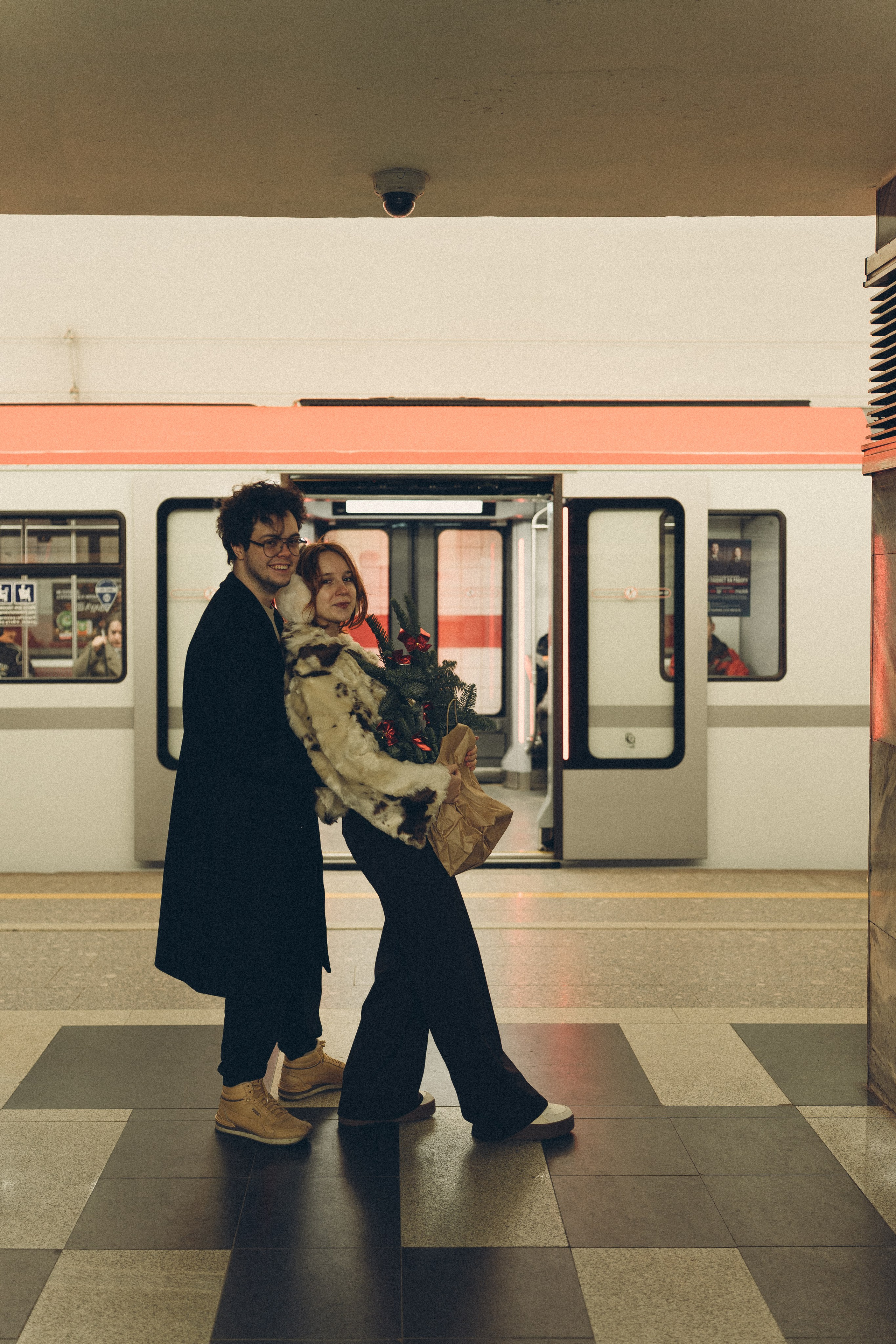 НОВОГОДНЯЯ ФОТОСЕСИИЯ ПАРЫ В МЕТРО ЛЮБОВЬ. Профессиональный фотограф, Санкт-Петербург — Виктория Богомолова