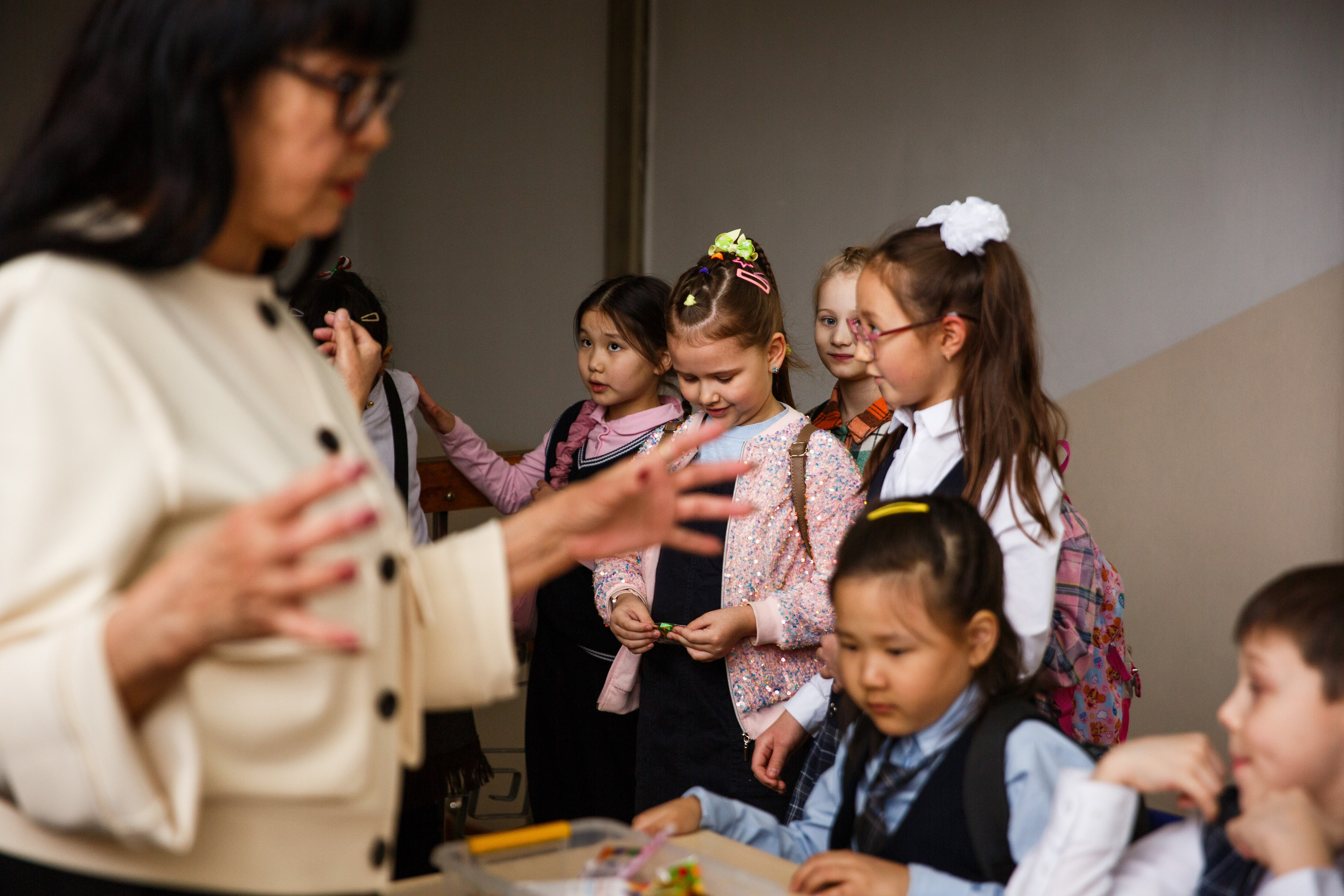 Ученики улыбаются во время активного задания.