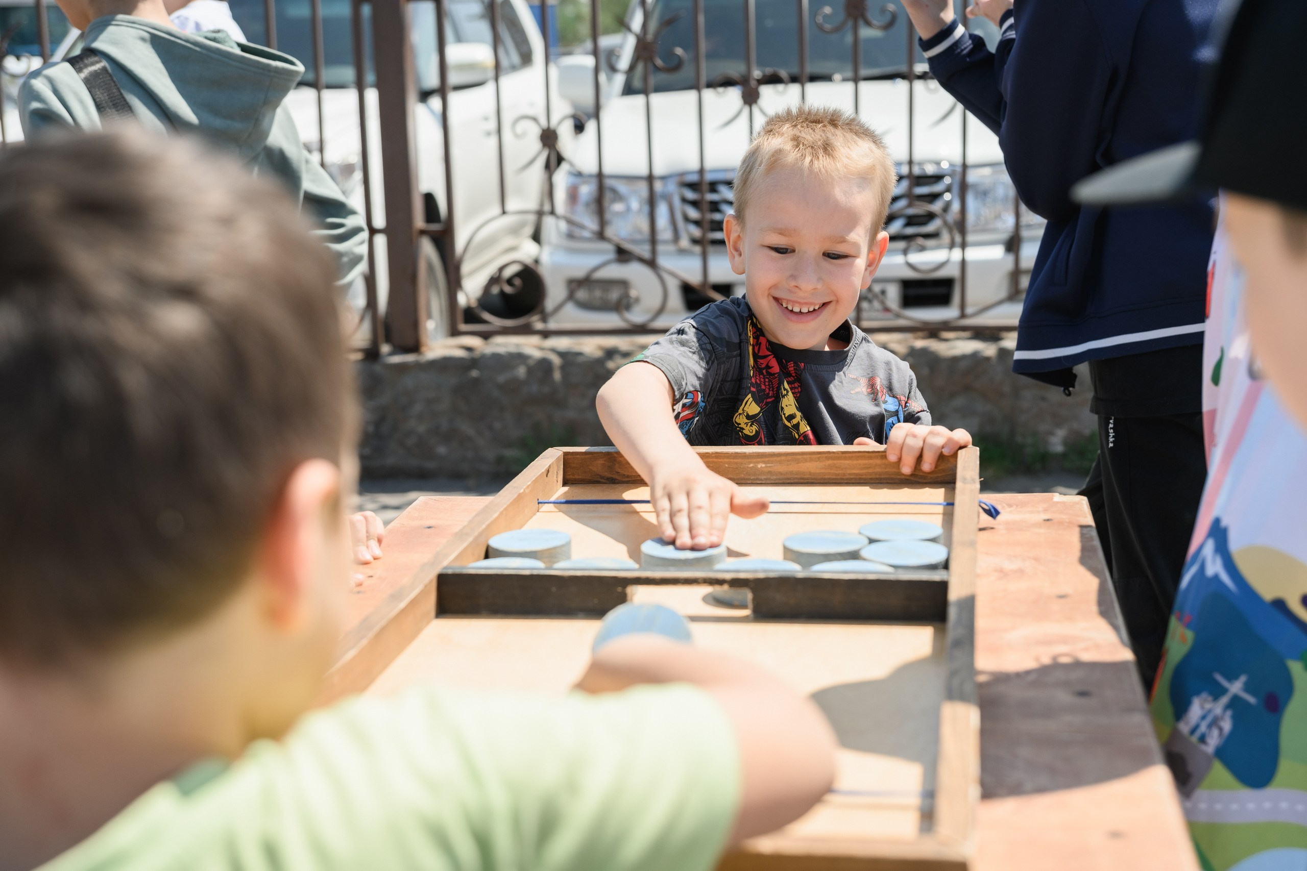 Фотосъемка открытия фонтана в День защиты детей в Петропавловске-Камчатском. Детская фотосессия у фонтана в Петропавловске-Камчатском, Яркие эмоции детей на празднике в Петропавловске-Камчатском. Фотосъемка семейного праздника у фонтана в Петропавловске-Камчатском, Профессиональная съемка детских мероприятий в Петропавловске-Камчатском.  