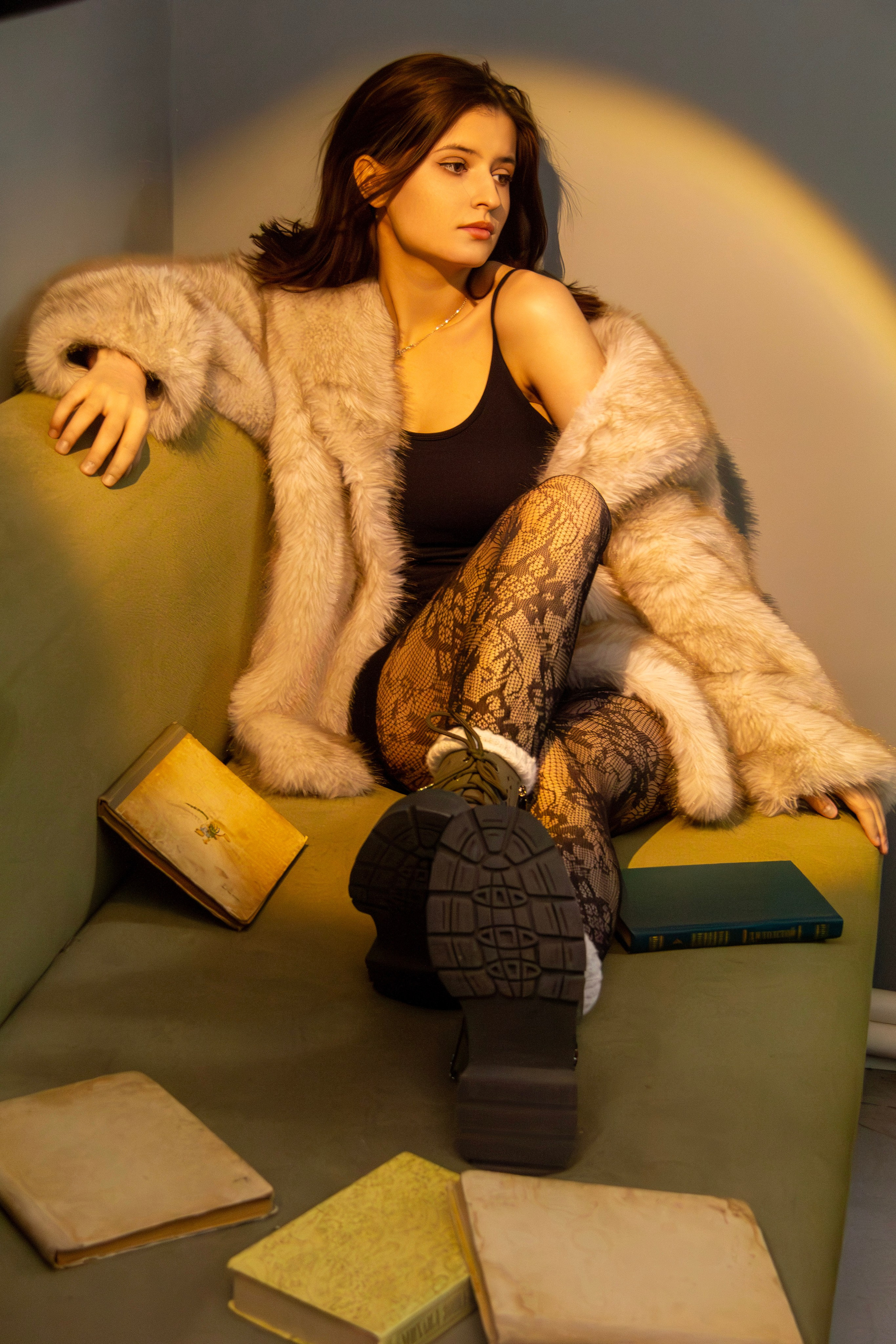 Девушка на лестнице. Главная