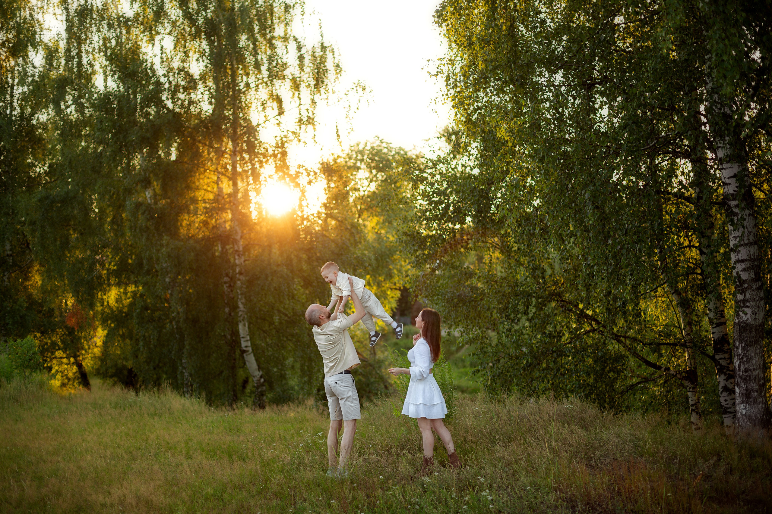 Семейный летний пикник с велосипедом. Фотограф Ульянкина Мария