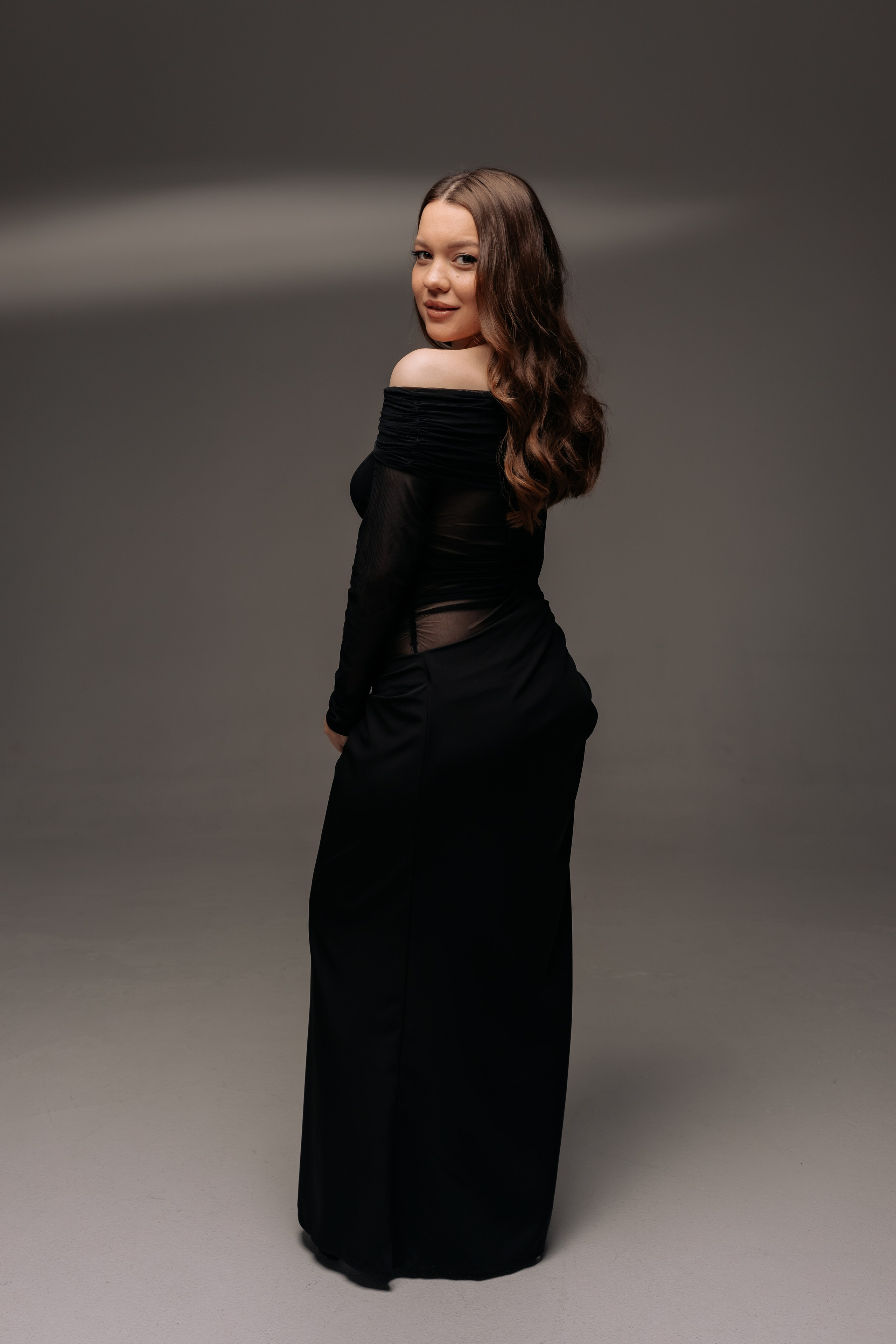 Черное платье с открытыми плечами. Профессиональный Фотограф в Казани Яна Забелина