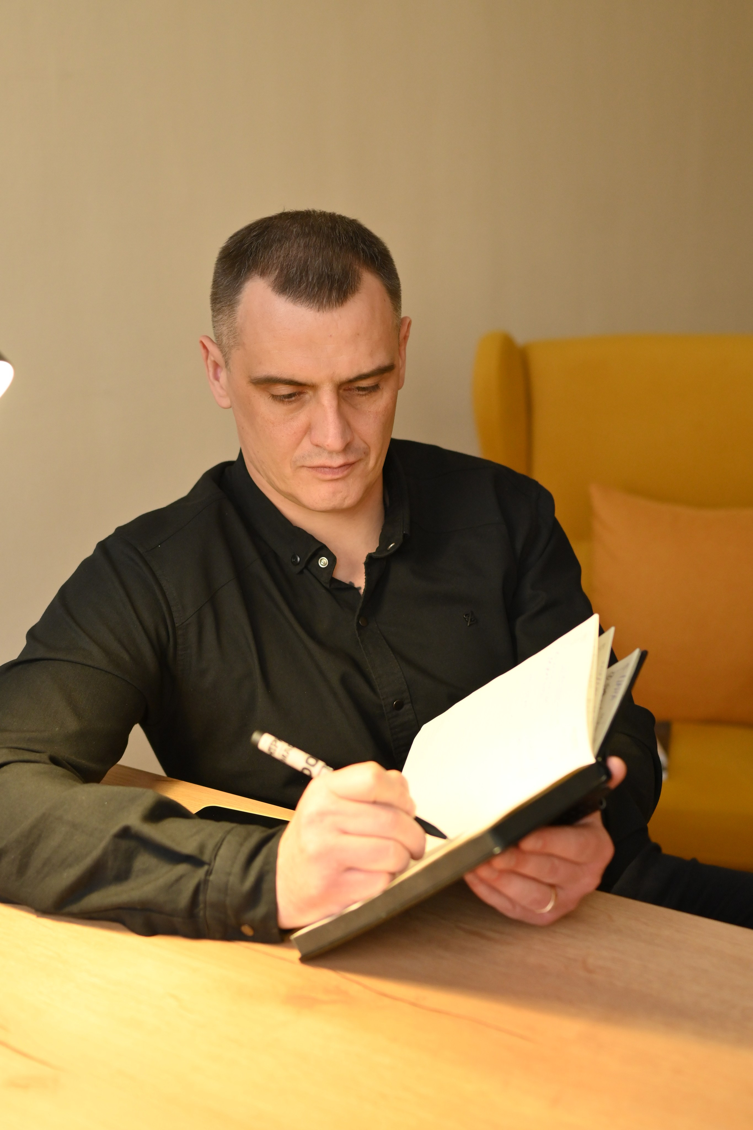 Средний план с аксессуаром 