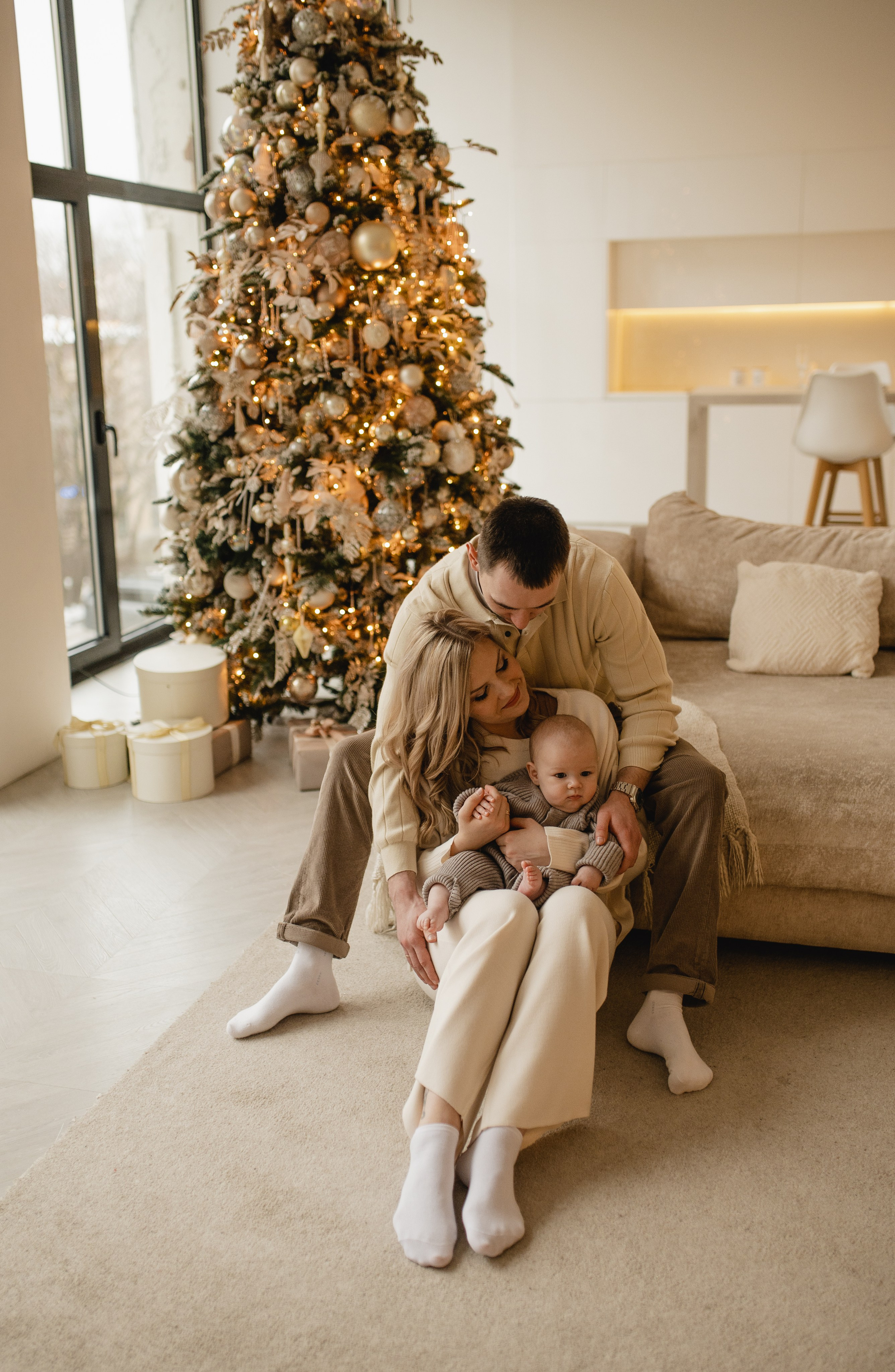 Новогодняя фотосессия в студии с малышом 6 месяцев в Бутово. Семейная фотосессия Бутово Москва фотограф Алина Морщагина
