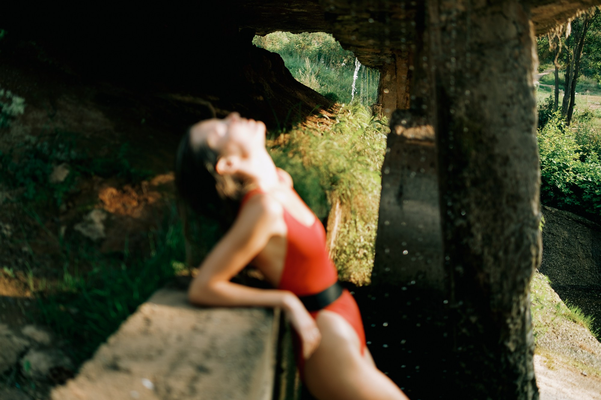 Nastya at the waterfall. Фотограф Павел Краснов