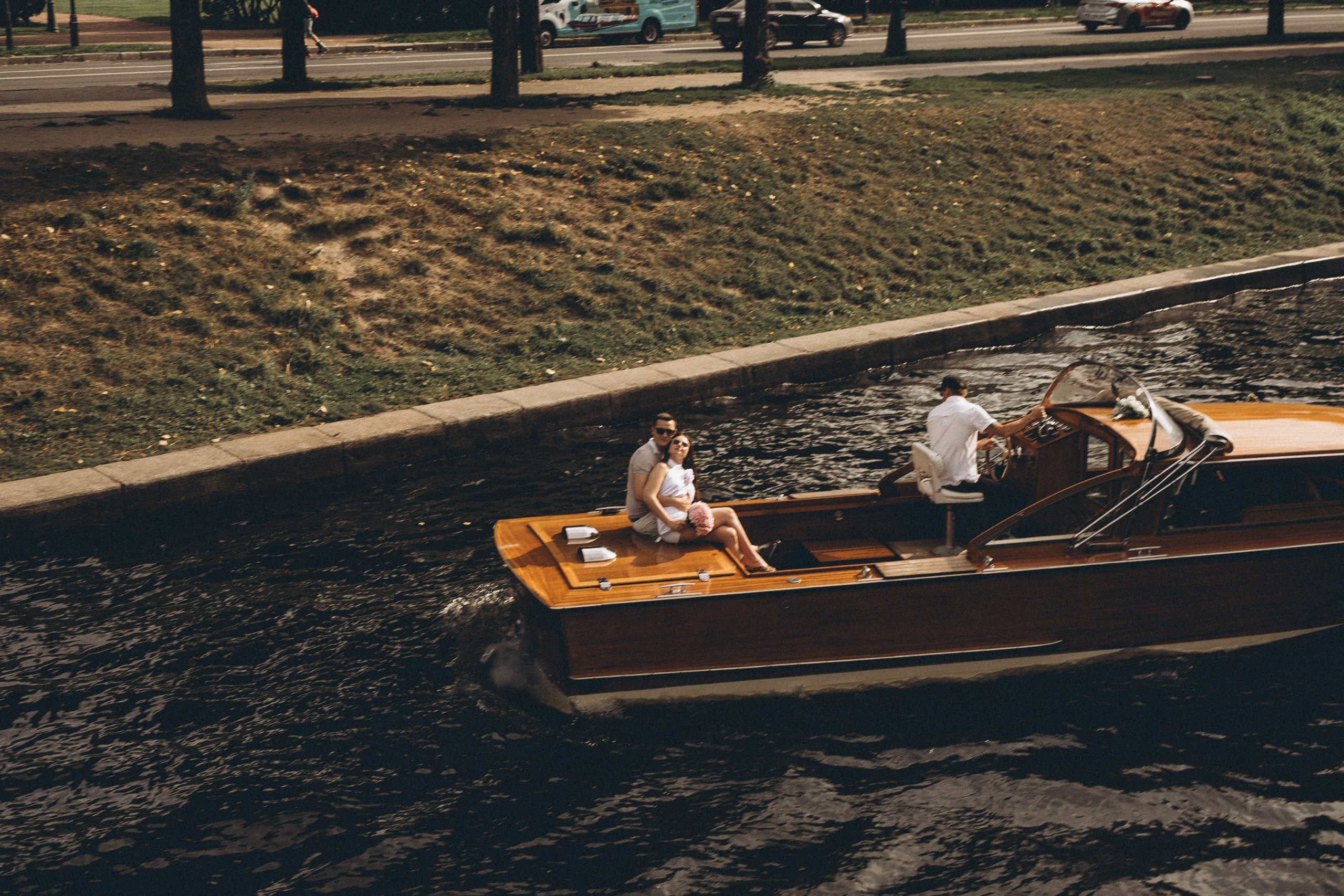 СВАДЕНБНАЯ СЬЕМКА НА КАТЕРЕ ПО КАНАЛАМ САНКТ-ПЕТЕРБУРГА И В АКВАТОРИИ НЕВЫ. Профессиональный фотограф, Санкт-Петербург — Виктория Богомолова