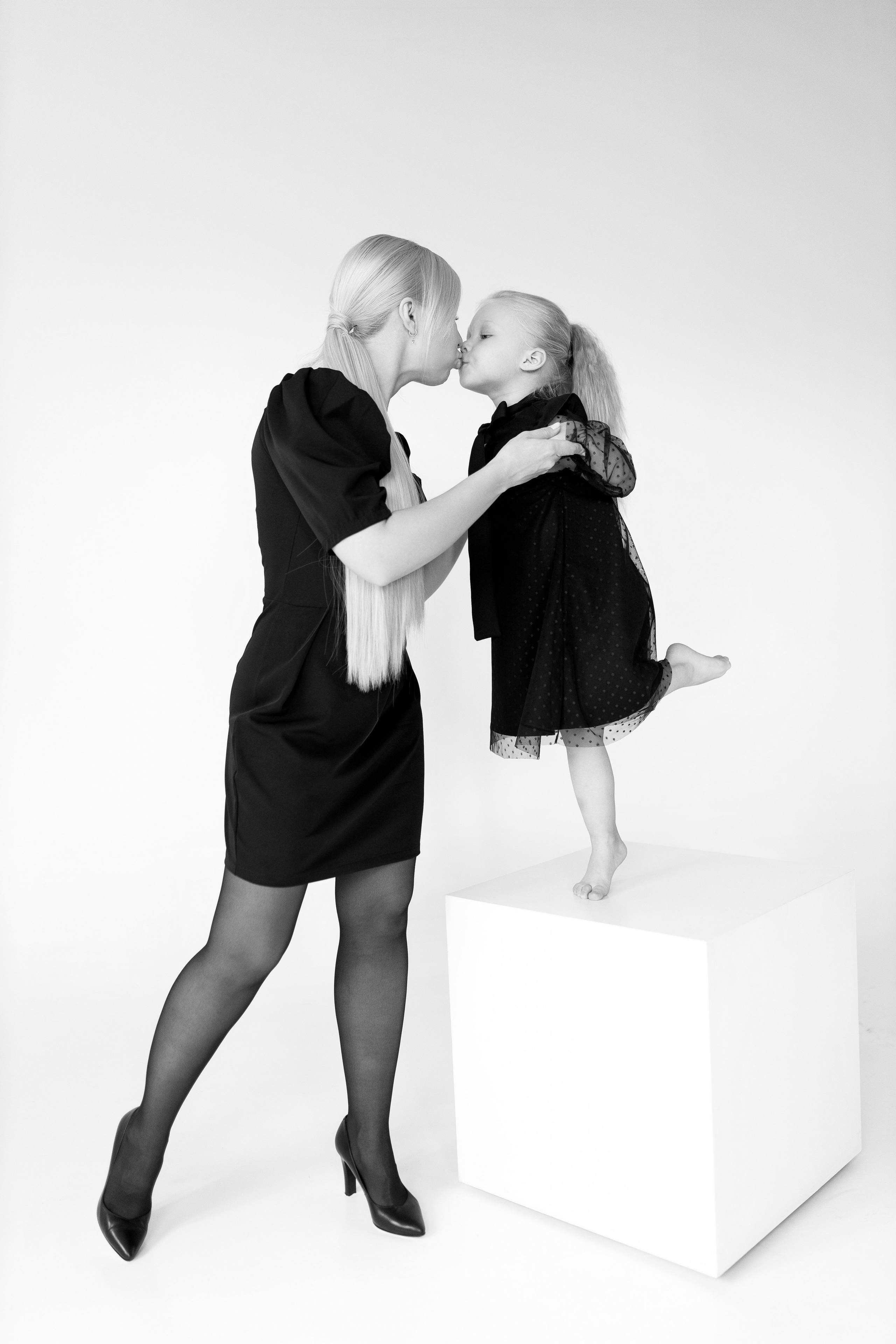 Семейная фотосессия монохром. Свадебный и семейный фотограф в Алматы Алексей Балышев