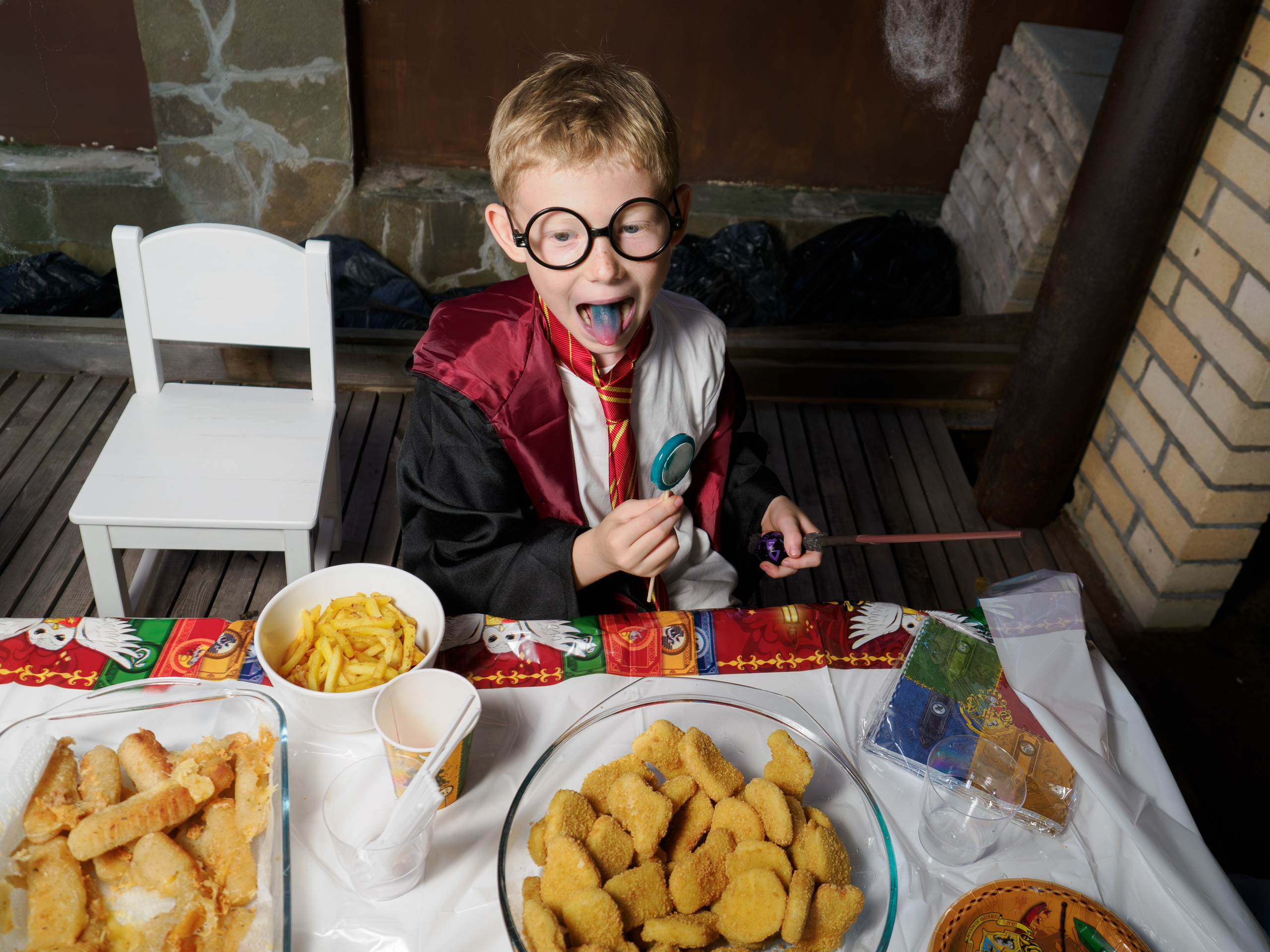 Фотография ребенка за праздничным столом на детском дне рождения в Москве