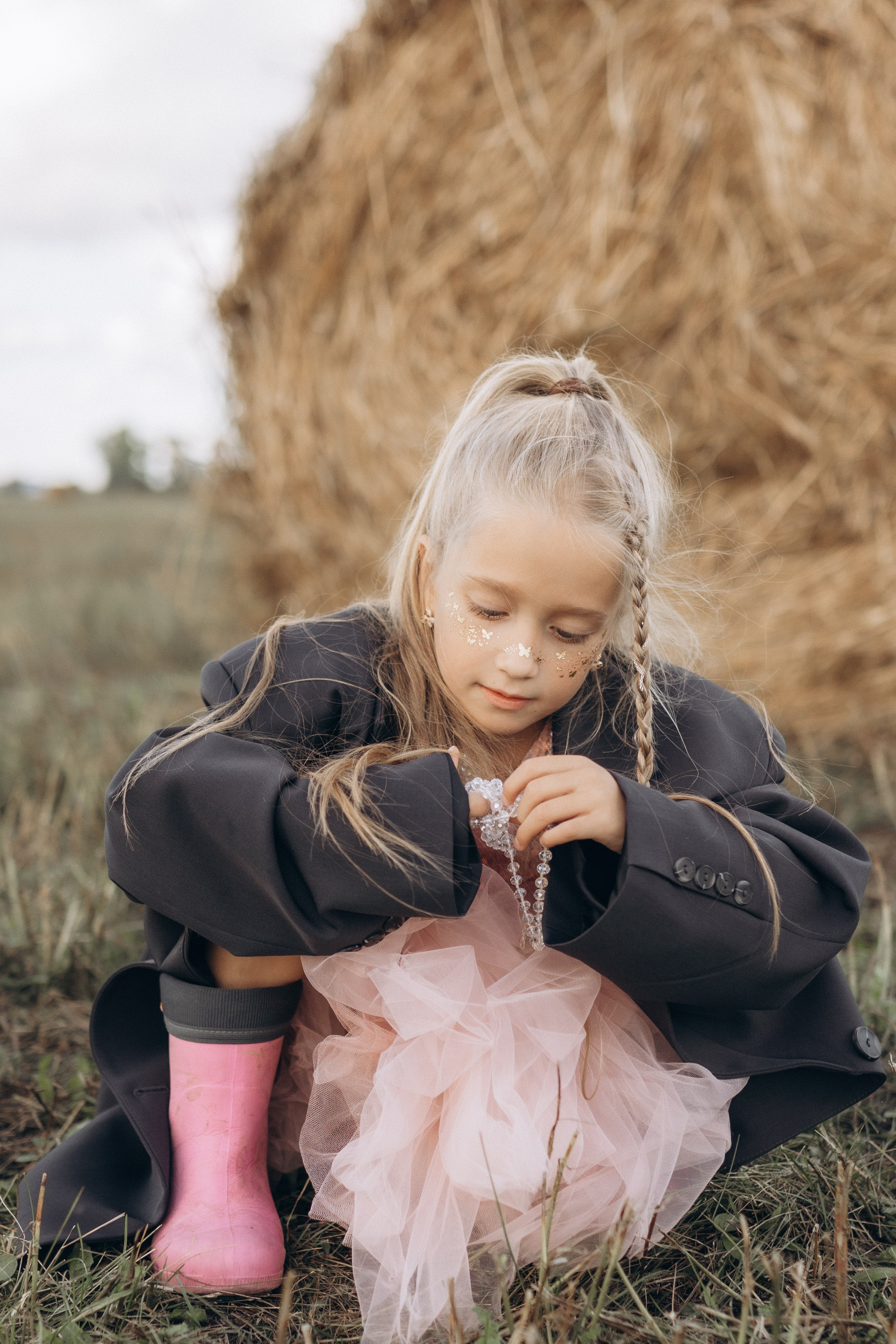 Вика и Миша на сене. Семейный фотограф lifestyle в Новосибирске Елена Шпилевая