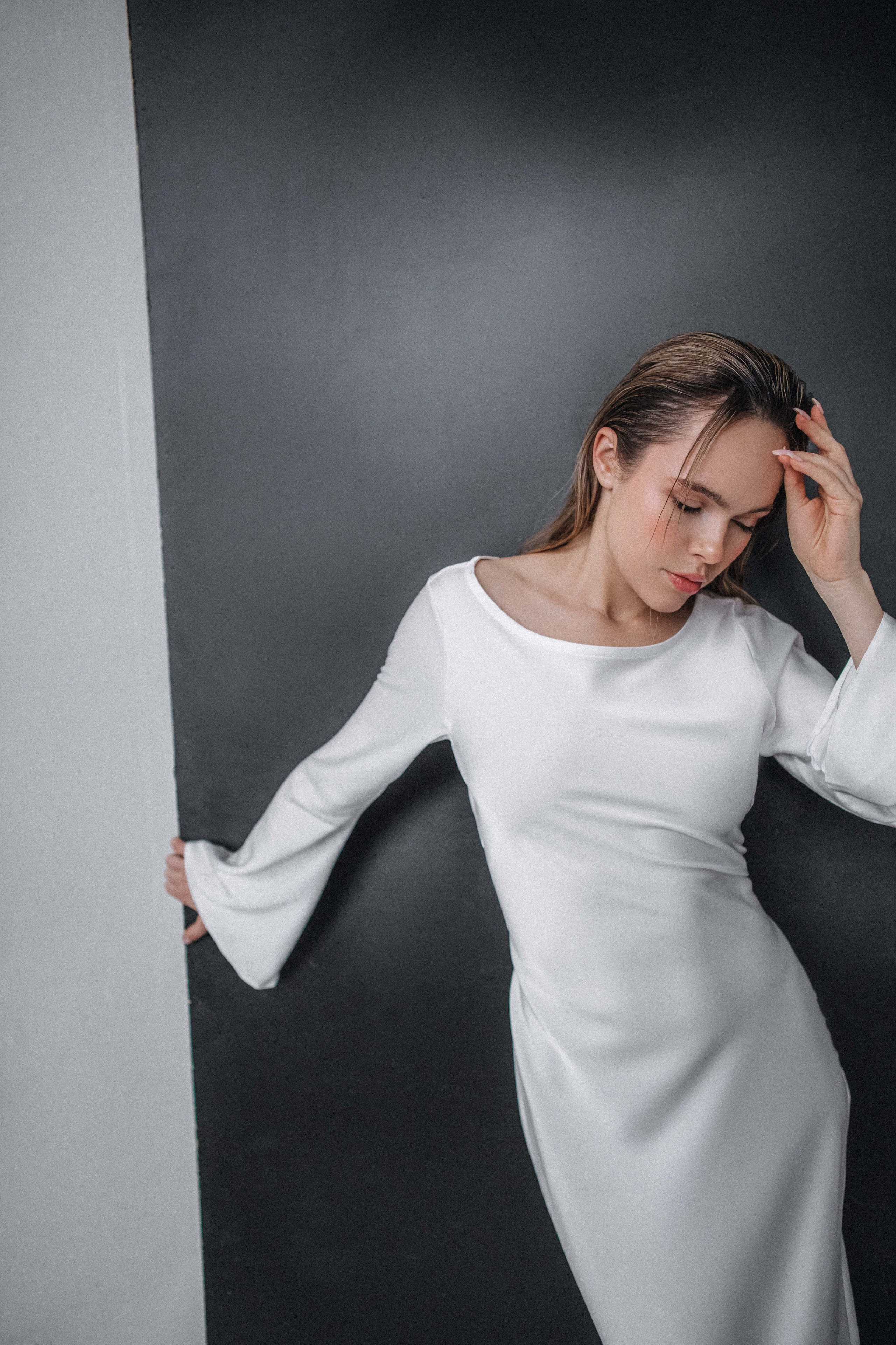 Арина. Фотосессия чб с лилиями в белой студии. Фотограф в Москве Ольга Сатони