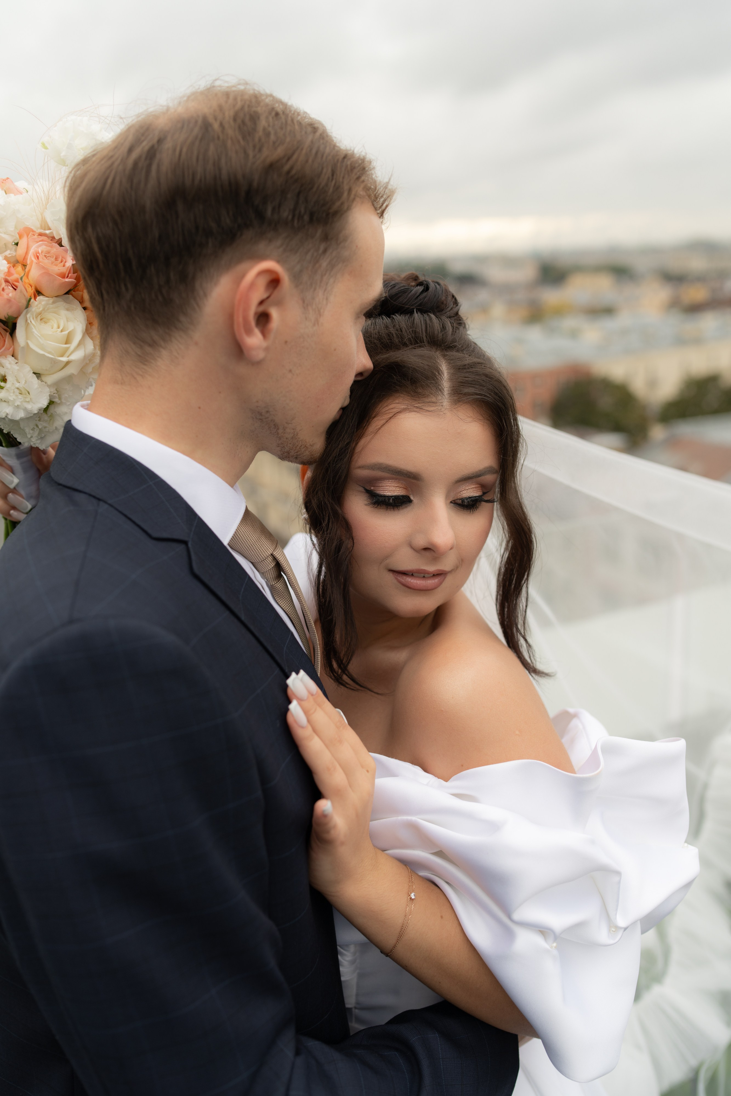 Сборы в отеле Индиго, съемка в Академии художеств, роспись во дворце бракосочетания№ 2 и банкет Нева Холл. Свадебный фотограф Александр Невский в Санкт-Петербурге