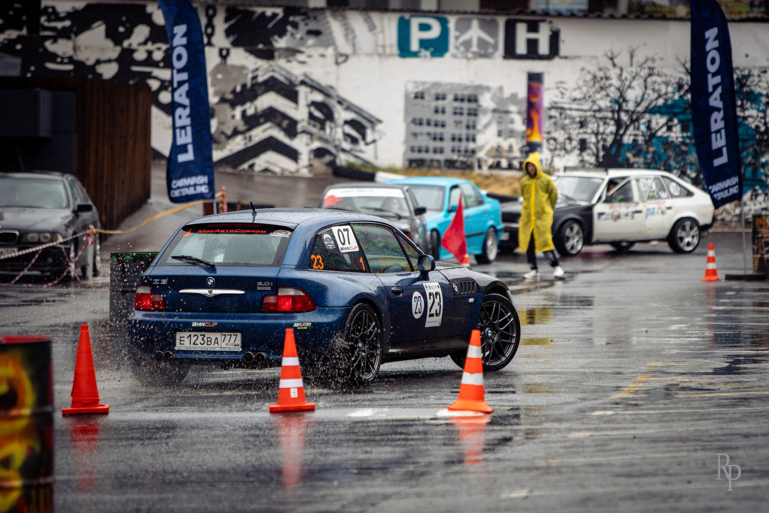 SHOWDOWN. Rusty Photographer