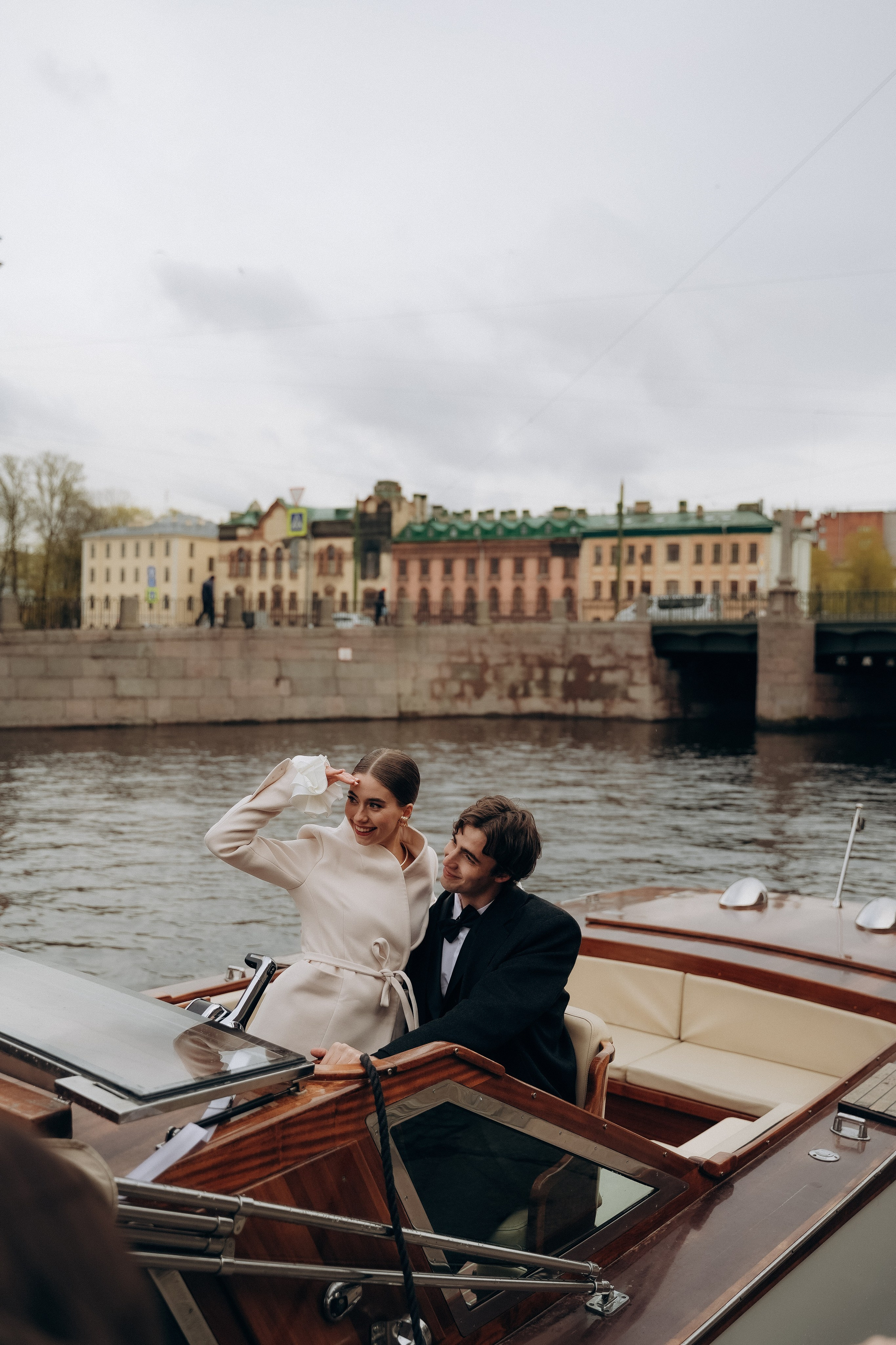 Свадебная фотосессия на катере в Питере