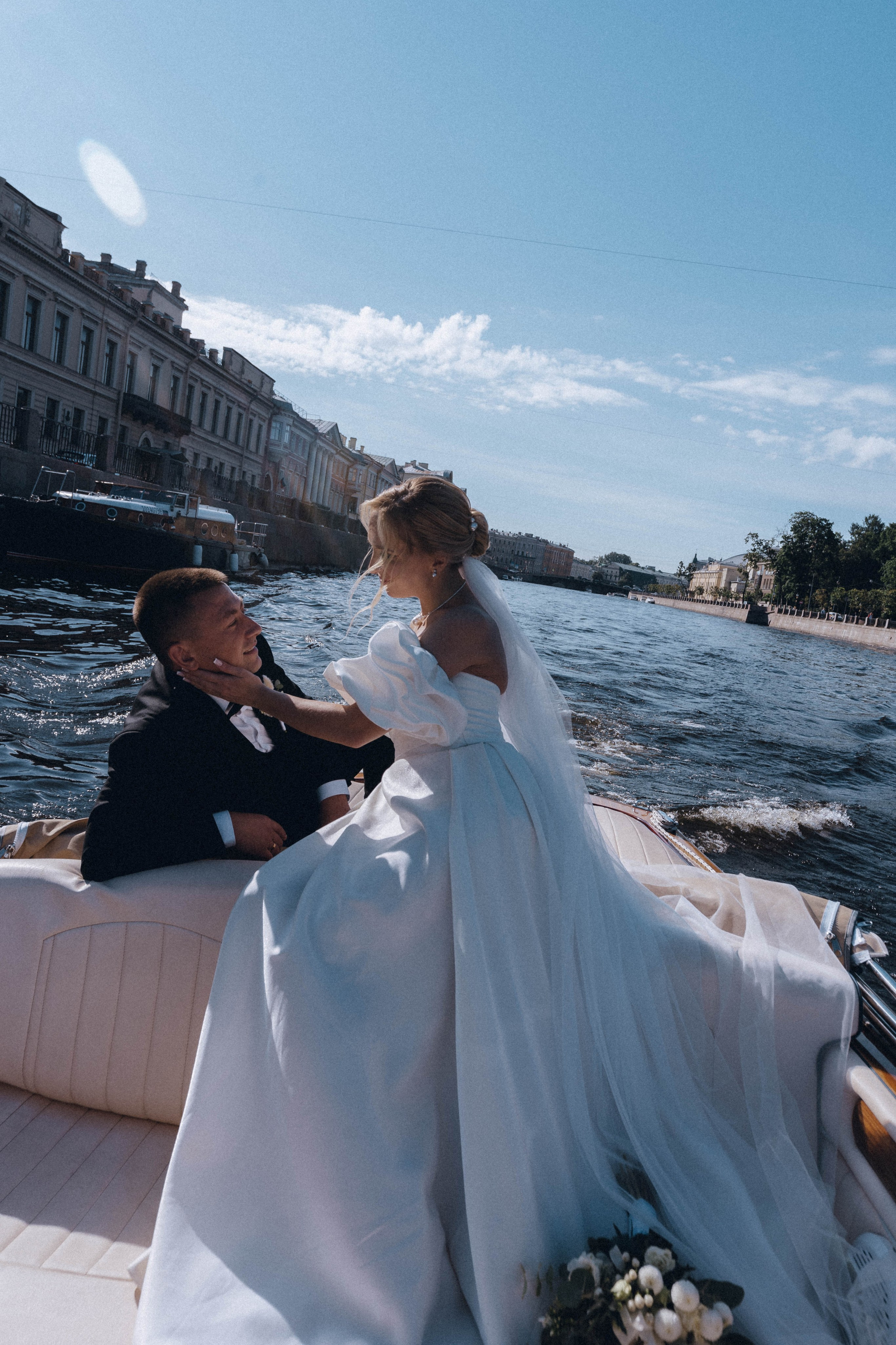 СВАДЕНБНАЯ СЬЕМКА НА КАТЕРЕ ПО КАНАЛАМ САНКТ-ПЕТЕРБУРГА И В АКВАТОРИИ НЕВЫ. Профессиональный фотограф, Санкт-Петербург — Виктория Богомолова